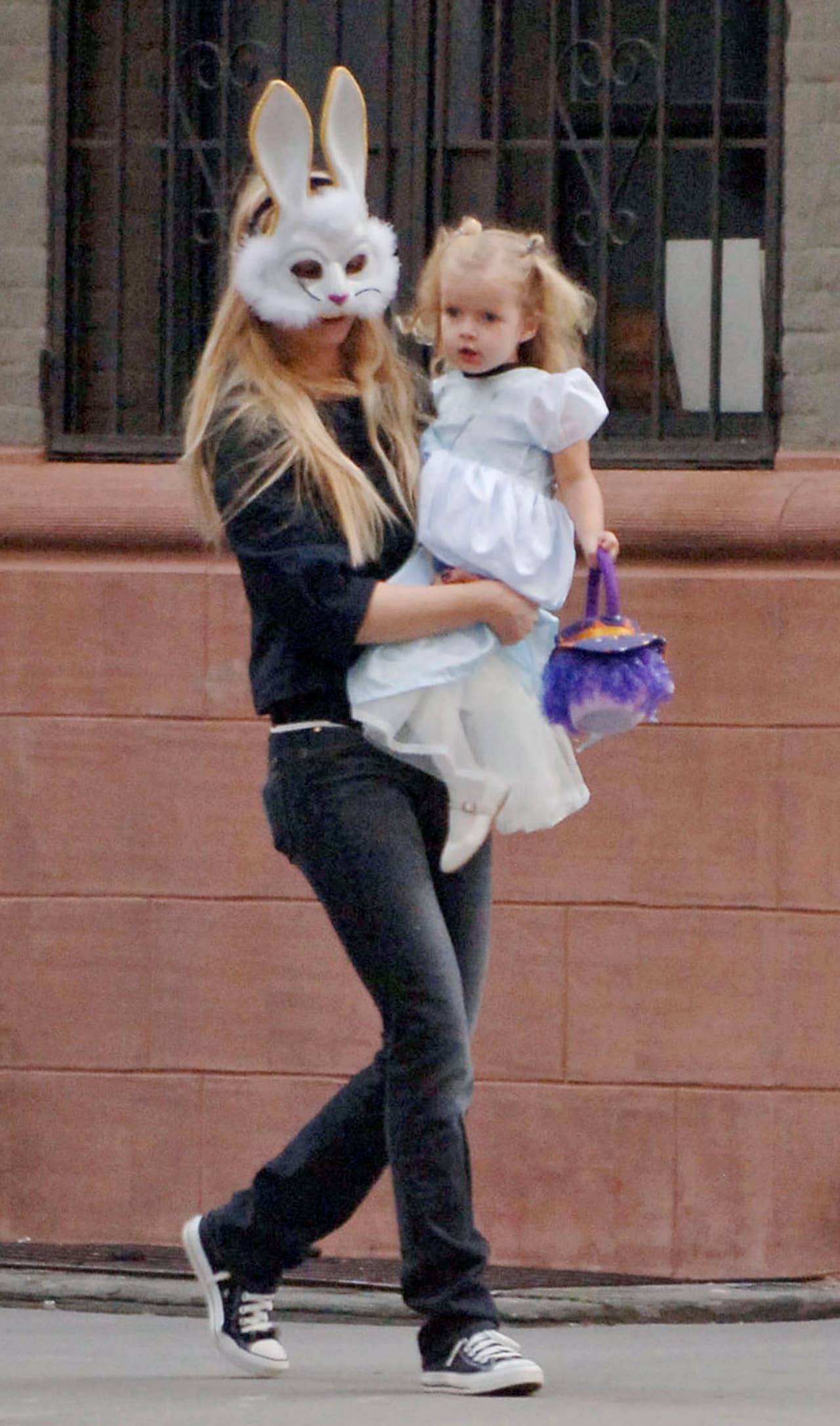 Gweneth Paltrow disfraza a su hija Apple desde que era pequeña, la hija de la actriz fue una princesa mientras que ella uso un lindo antifaz de conejita.