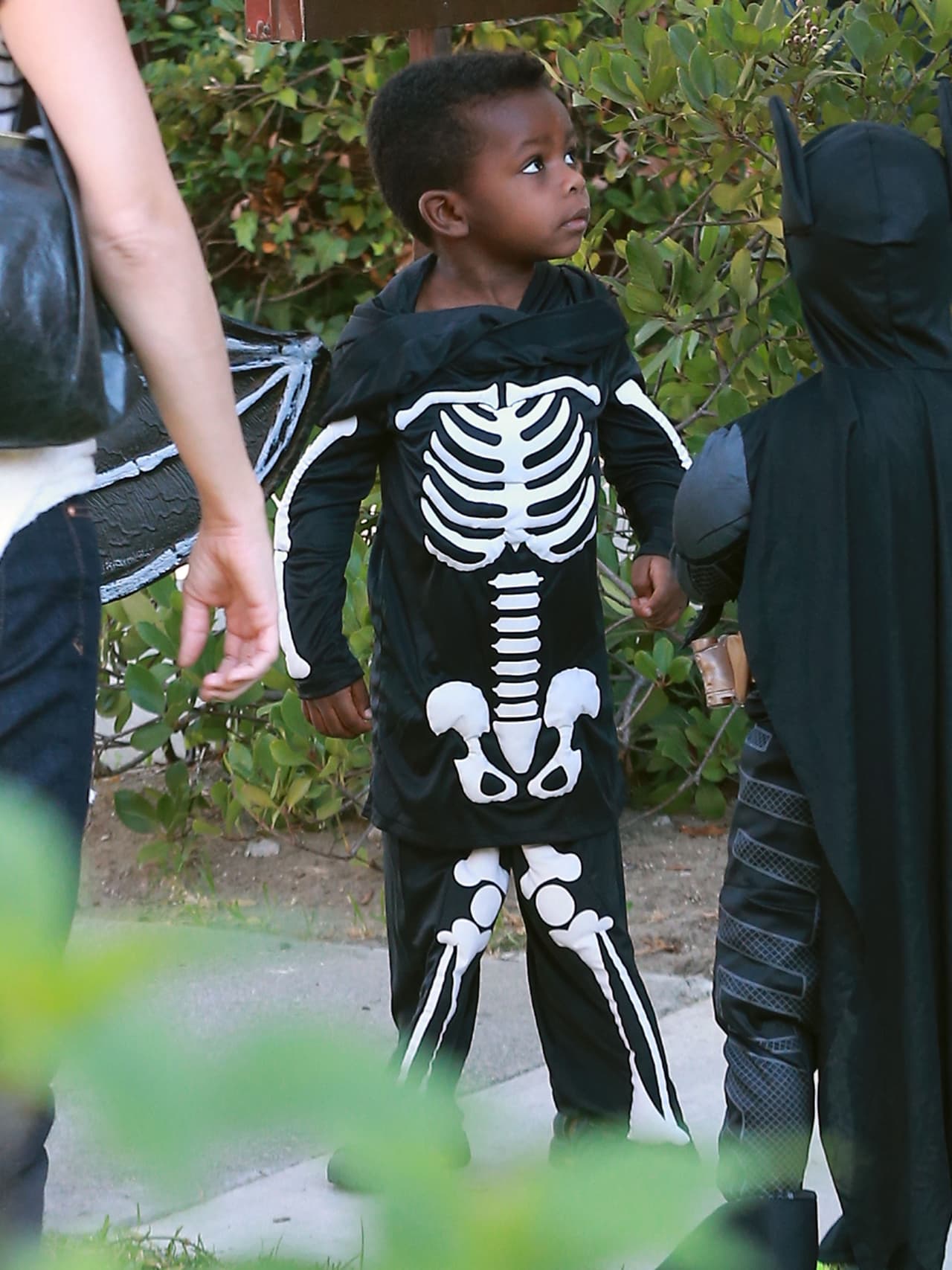 Louis Bardo fue un lindo esqueleto hace dos años. Sandra Bullok cuidaba al pequeño mientras convivía con sus amiguitos mientras pedía dulces.