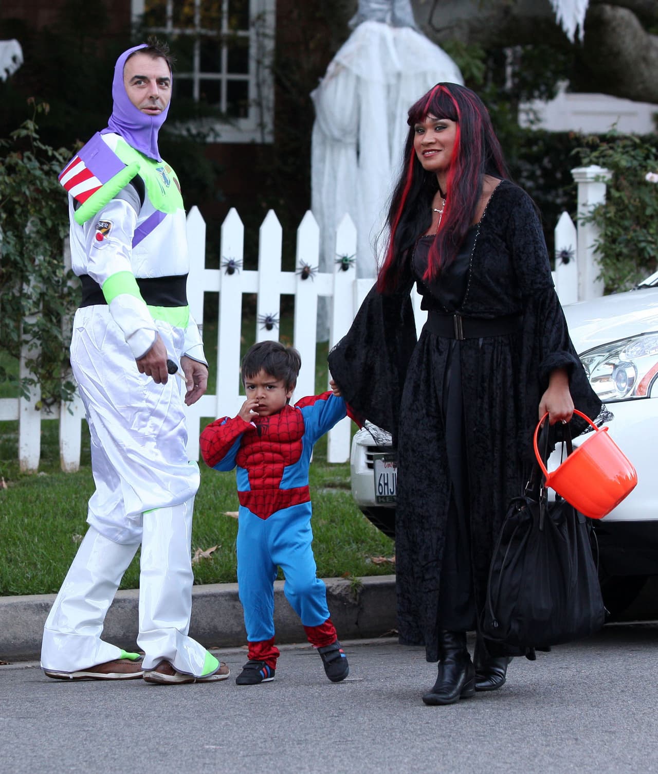 El actor Chris Noth llevó a su hijo Orion vestido de Spiderman a pedir dulces, toda la familia se divirtió mucho.