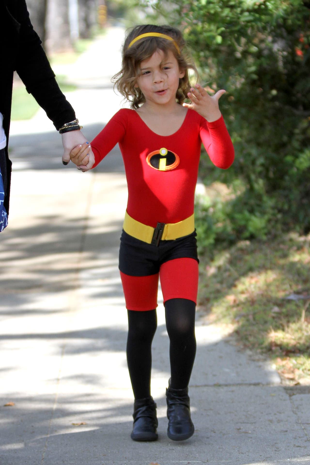 Honor pareció muy feliz de la mano de la actriz Jessica Alba cuando la llevó a una fiesta de Halloween en su traje de 'Los Increíbles'.