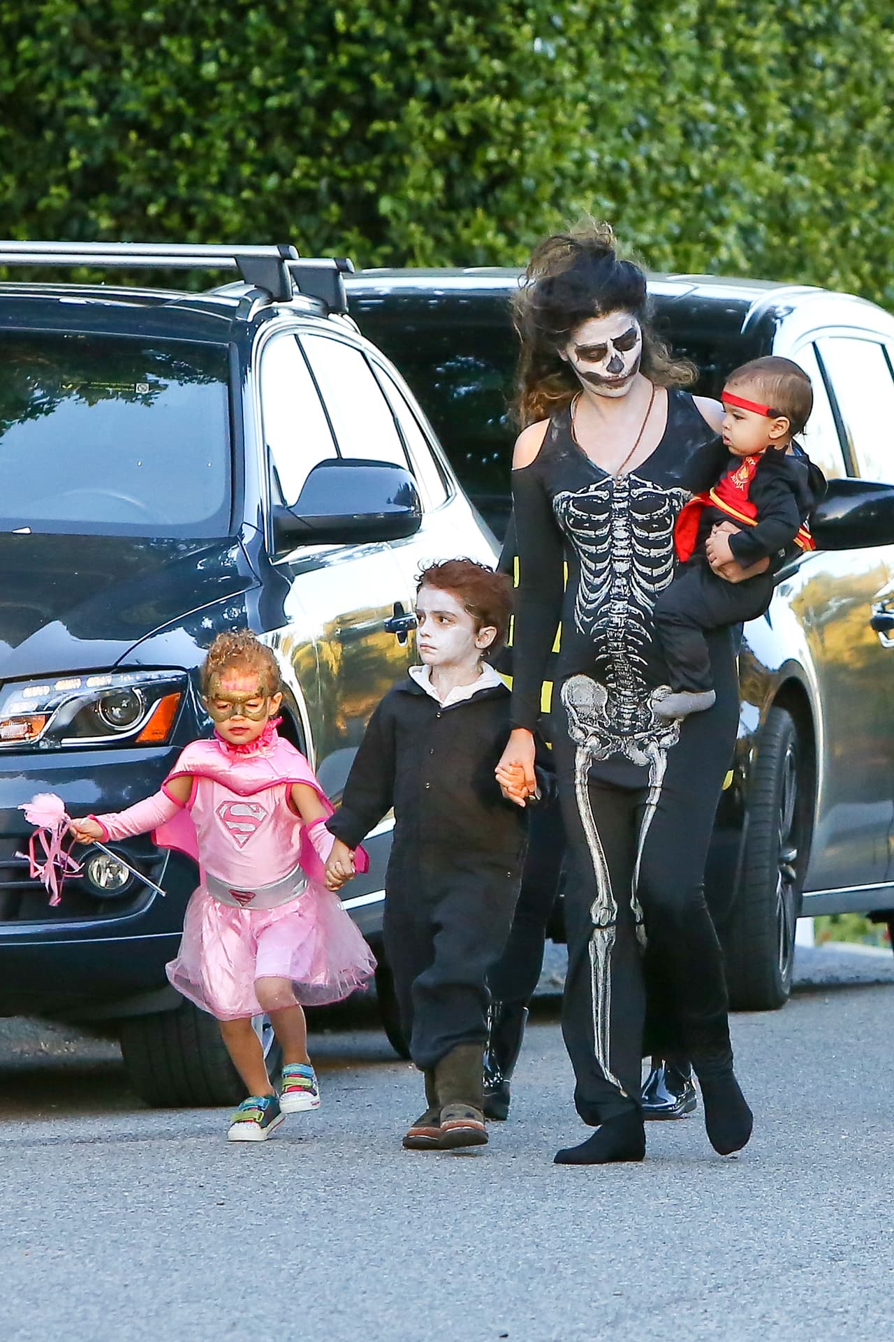 Levi, Vida y Livingston fueron superhéroes y villanos que iban en busca de muchos dulces cuidados por su mami Camila Alves.