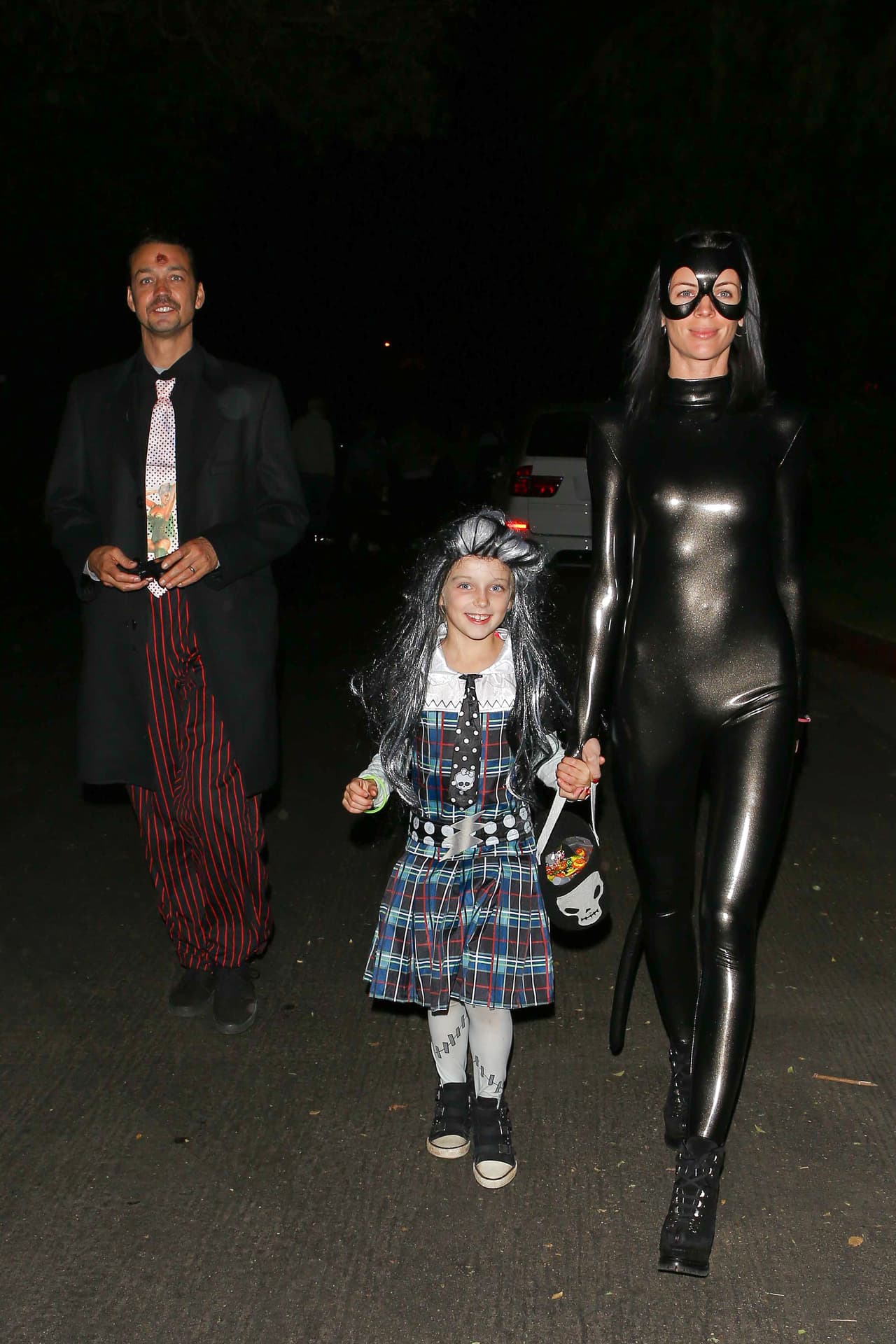 Rupert Sanders y Liberty Ross eran una familia feliz aún, cuando llevaron a la pequeña Skyla a pedir dulces vestida de una rockera muy extraña.
