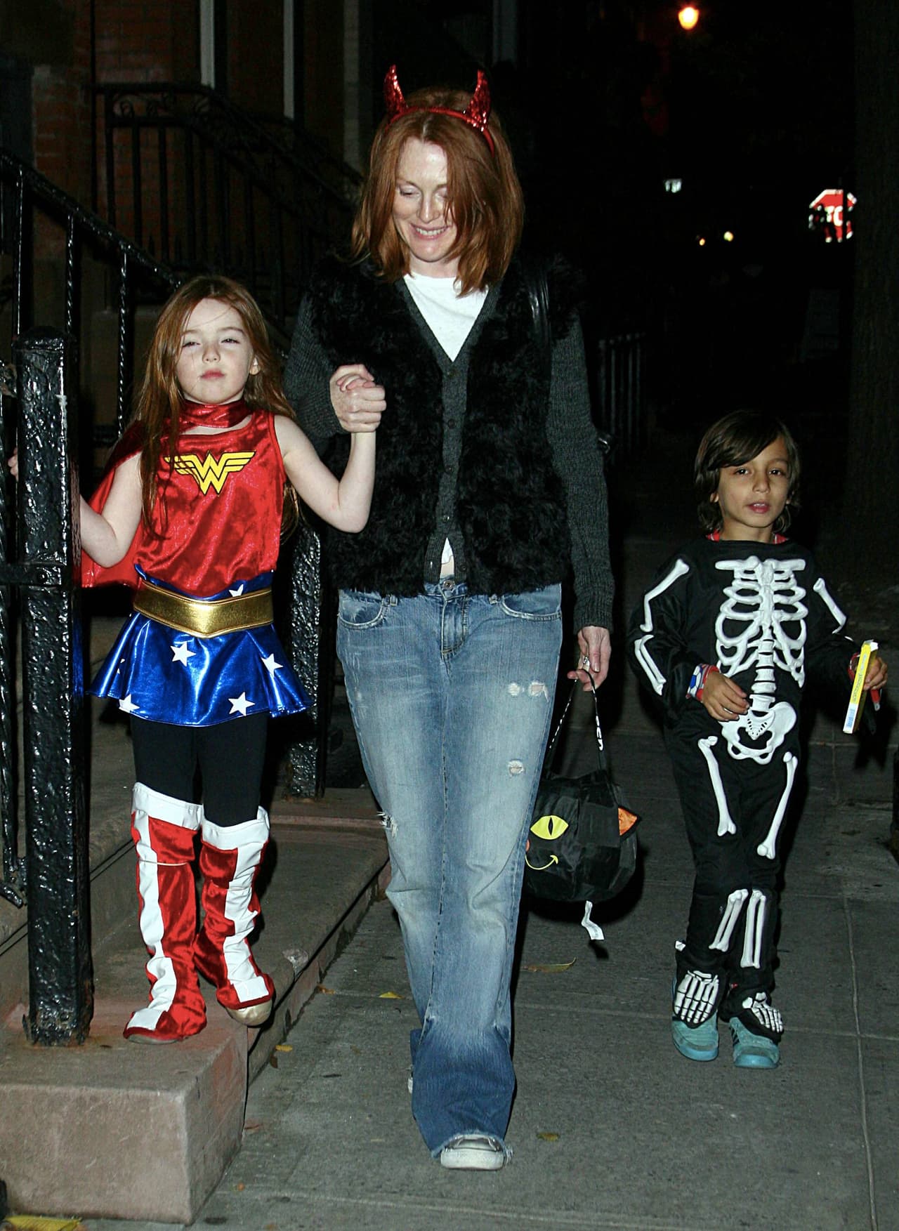 Caleb y Liv, ambos hijos de la actriz, se convirtieron en la mujer maravilla y en una calaca en la noche de brujas.