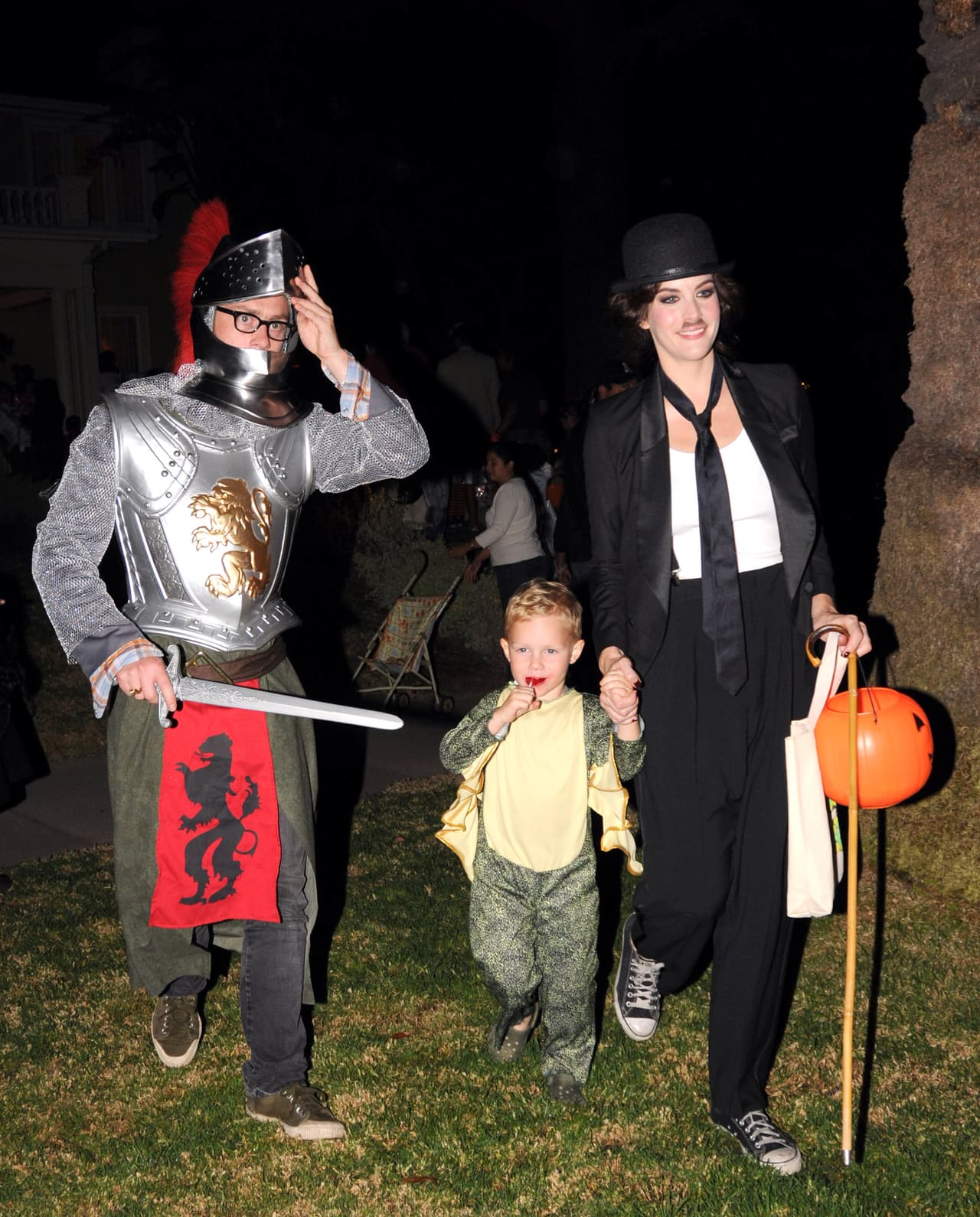 Un dragón amante de los dulces invadió Hollywood en una noche de brujas. El primogénito de Liv Tyler no había llegado a casa pero ya tenía una paleta en su boca.