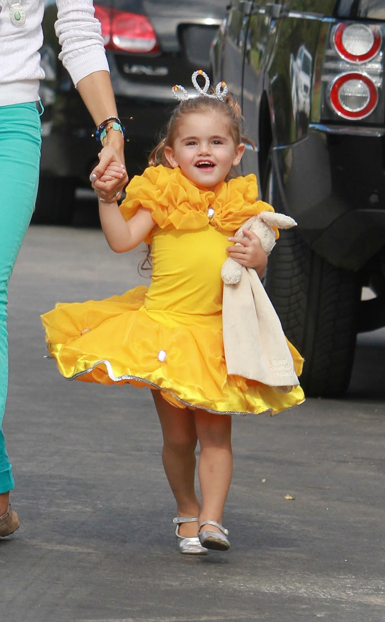 Tan fashionista como su mami, Anja asistió vestida de princesa a una fiesta de Halloween de la mano de la modelo.