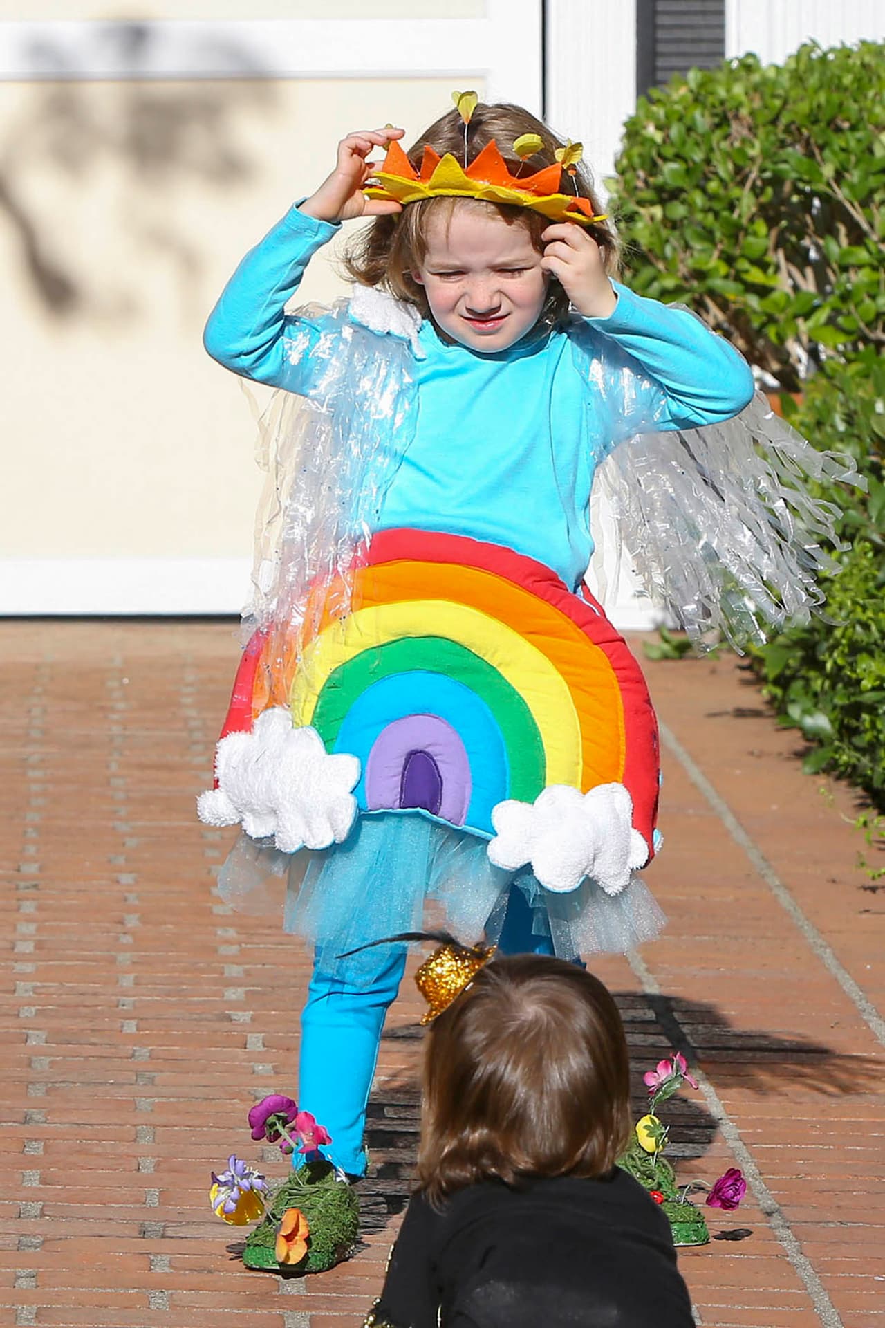 Satyana no dejó que el sol de media tarde le impidiera salir a las calles con su colorido disfraz.