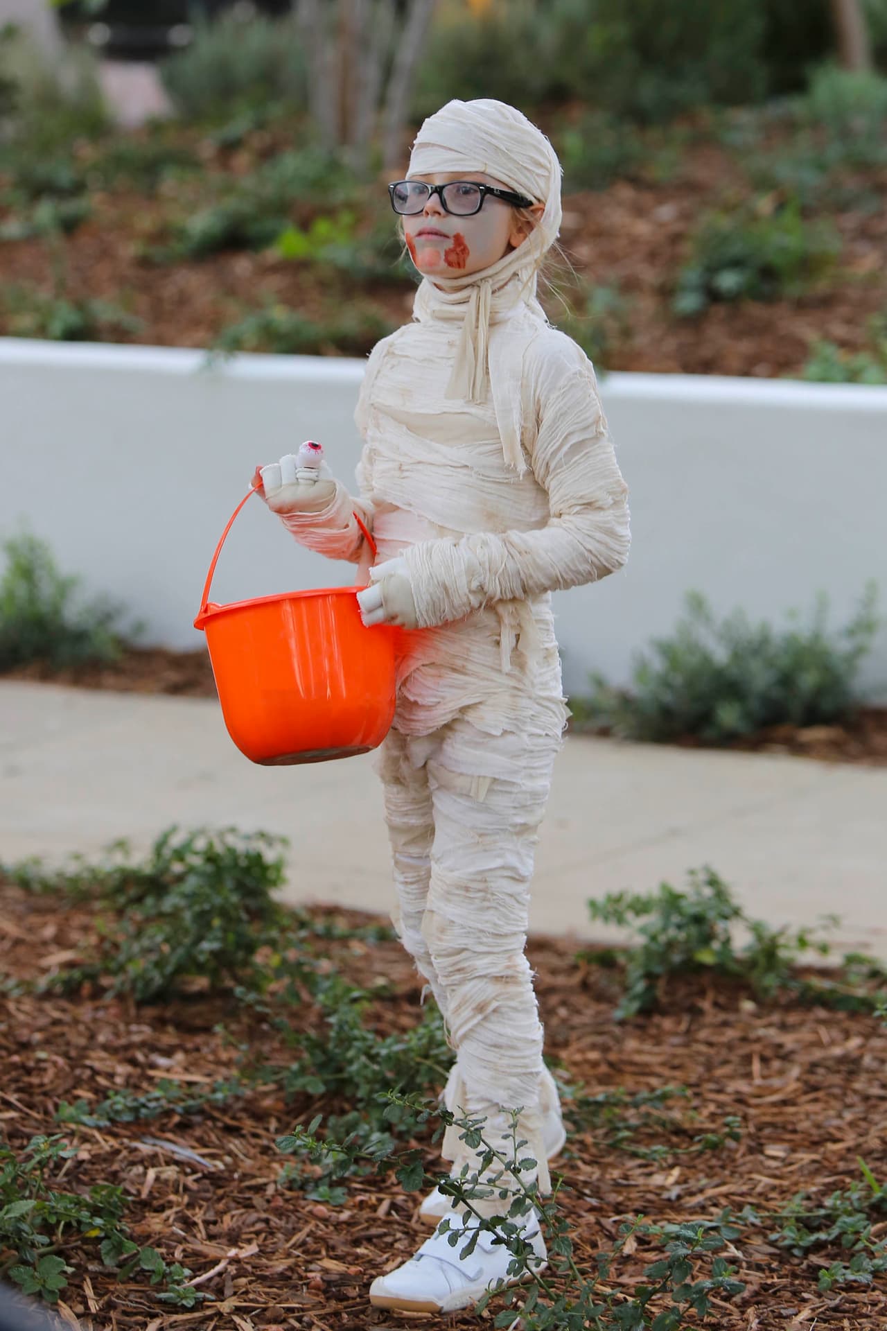 Violet, hija de Jennifer Garner y Ben Affleck usó este disfraz muy original de momia con el que apresuraba a sus papás para ir de casa en casa en busca de dulces.