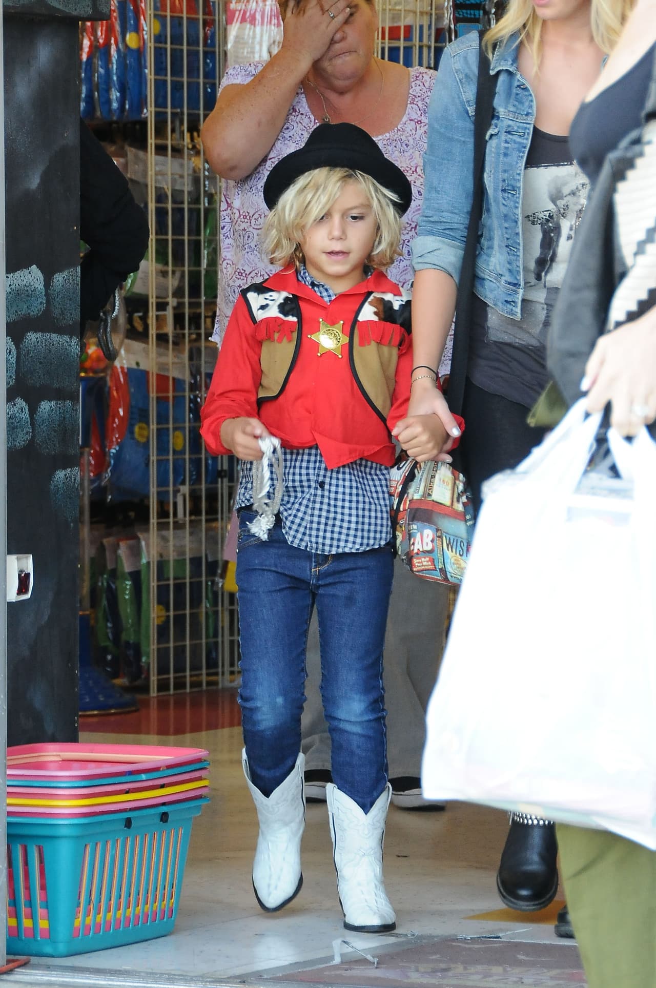 Pero Zuma, el segundo retoño de Gwen no se queda atrás, a el le gusta disfrazarse como todo un vaquero de película.