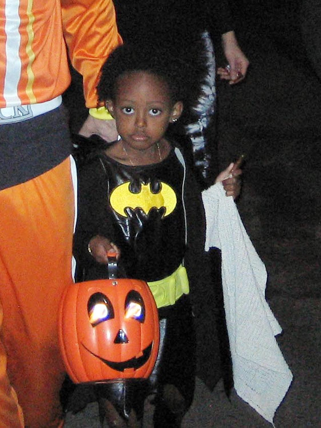 Zahara tenía un poco de sueño, pero aún así la tierna compañera de Batman quería sus dulces.