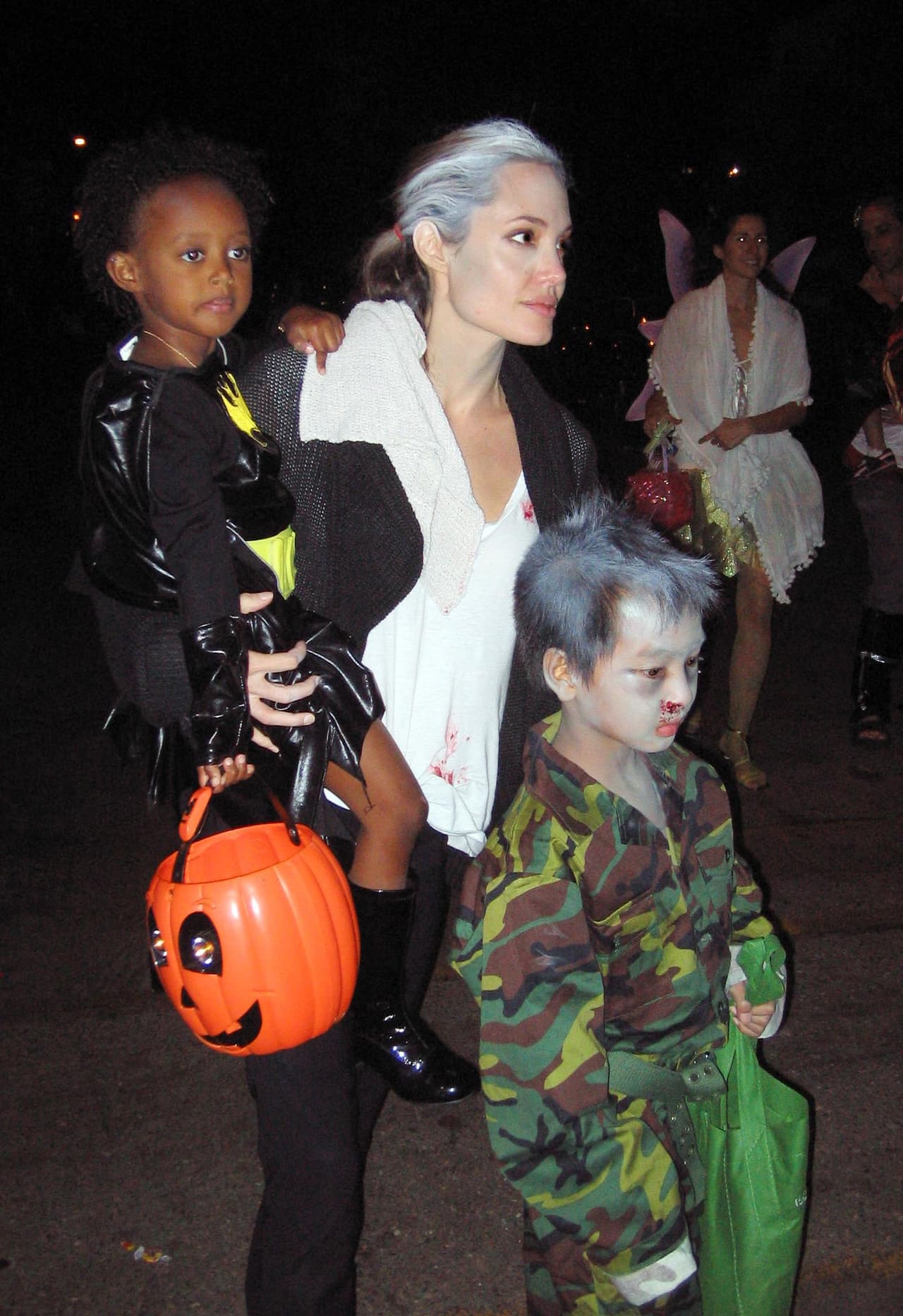 Zahara y Pax son unos de los niños más queridos del mundo por sus padres Angelina y Brad. Hace algunos años la pequeña se vistió de gatúbela mientras que Pax fue un soldado zombie.