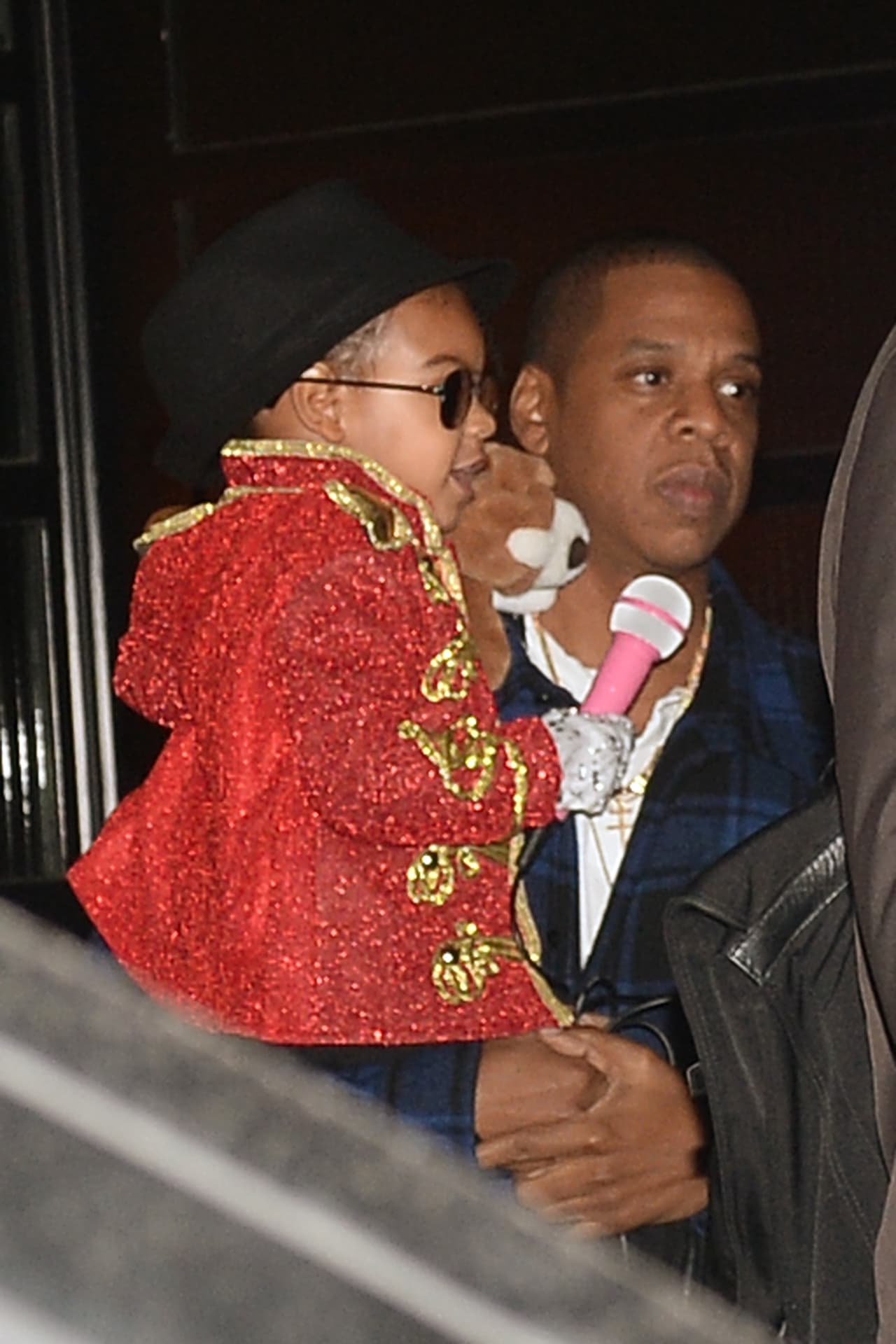 La hija de otro reconocido rapero, Jay Z, se vistió como el rey del pop el año pasado. Blue Ivy se coordinó con su mamá Beyonce, quién también lució un traje de Michael Jackson ese día.