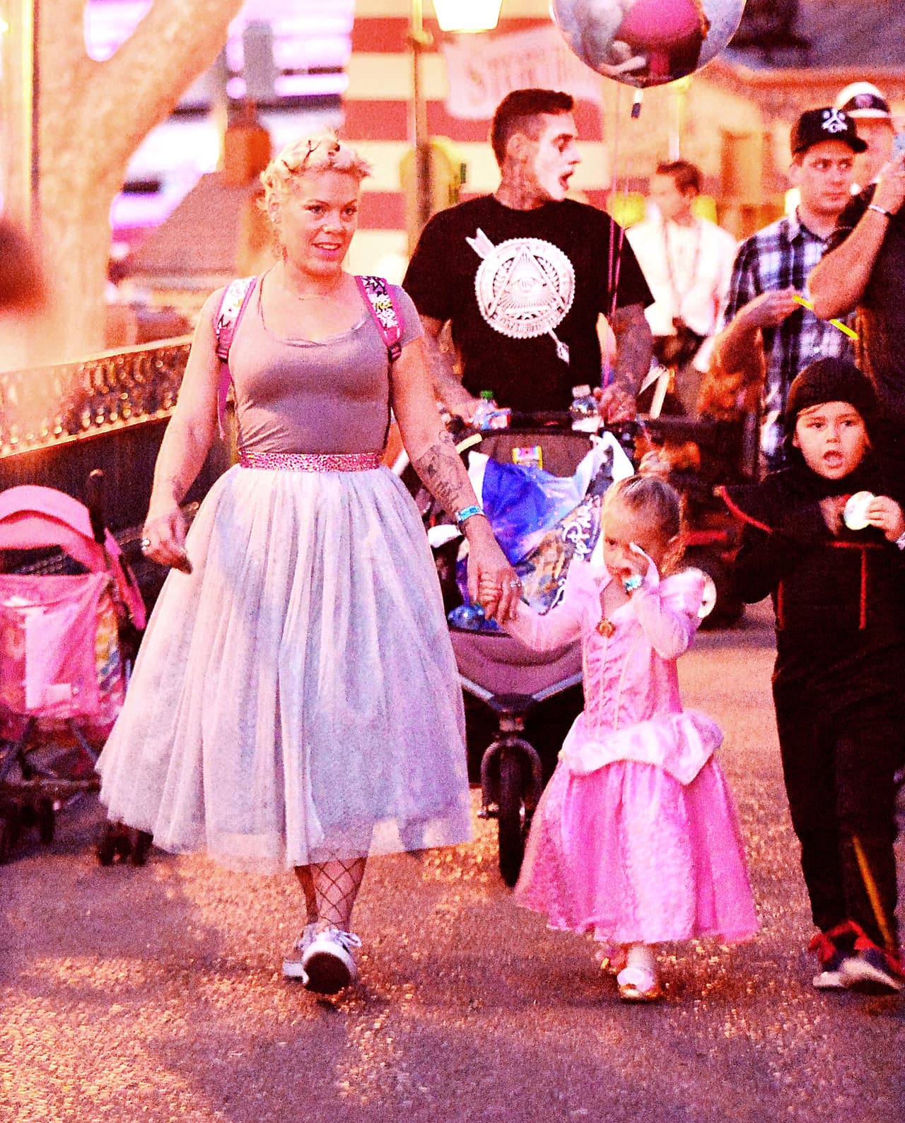 Willow Sage se disfrazó de una linda princesa para celebrar estas fechas con sus papis en Disneyland. Pink le hizo segunda a su retoño y ambas pasearon por el parque como todas unas princesas muy rosas.