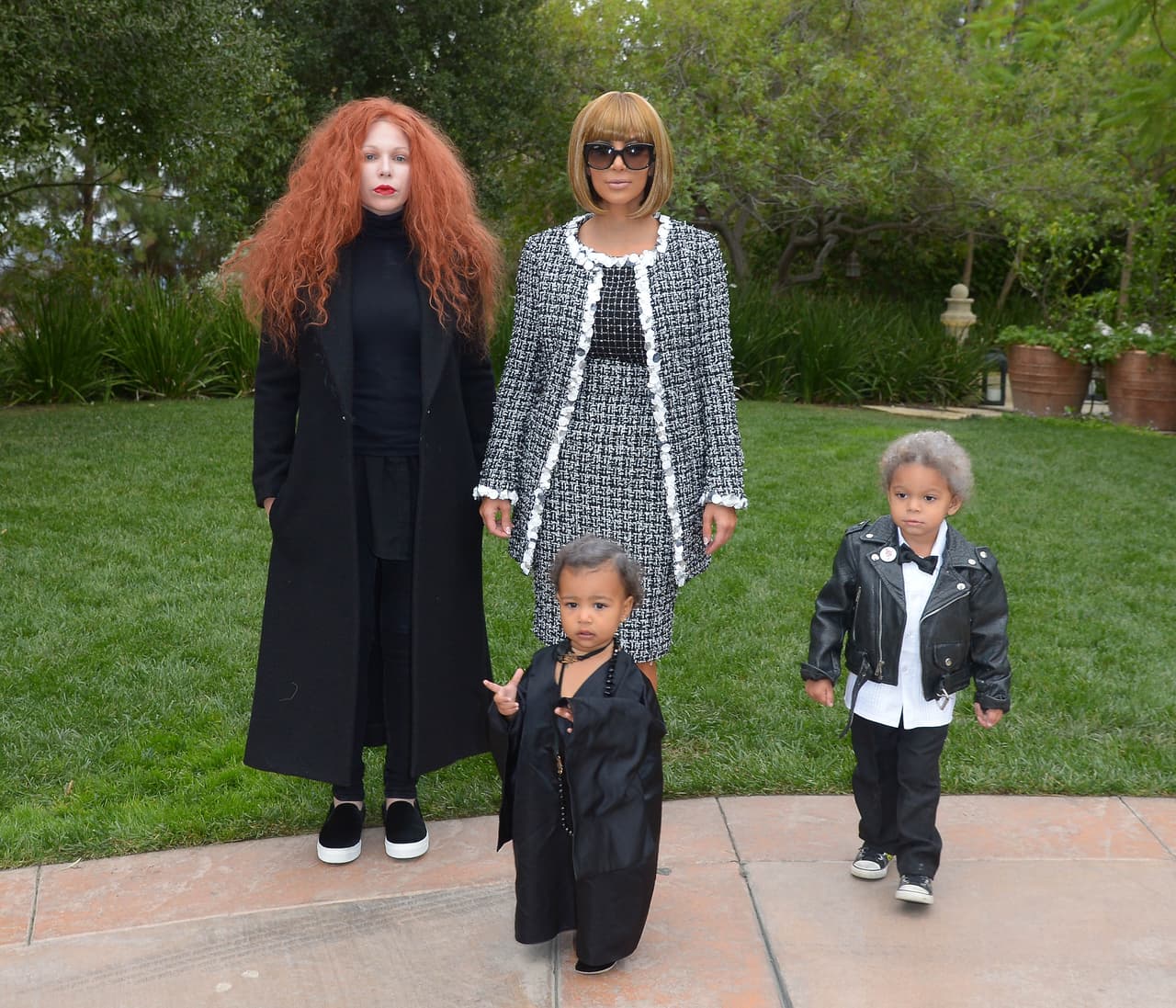 Nori West es toda una mini celebritie, y como su mami, ella tenía que lucir muy original para Halloween, por eso ambas le hicieron un homenaje a los editores más emblemáticos de 'Vogue'. Kim rememoró a la editor en jefe, Anna Wintour y la pequeña Nori se disfrazó de André Leon Talley, ex editor de la misma publicación.