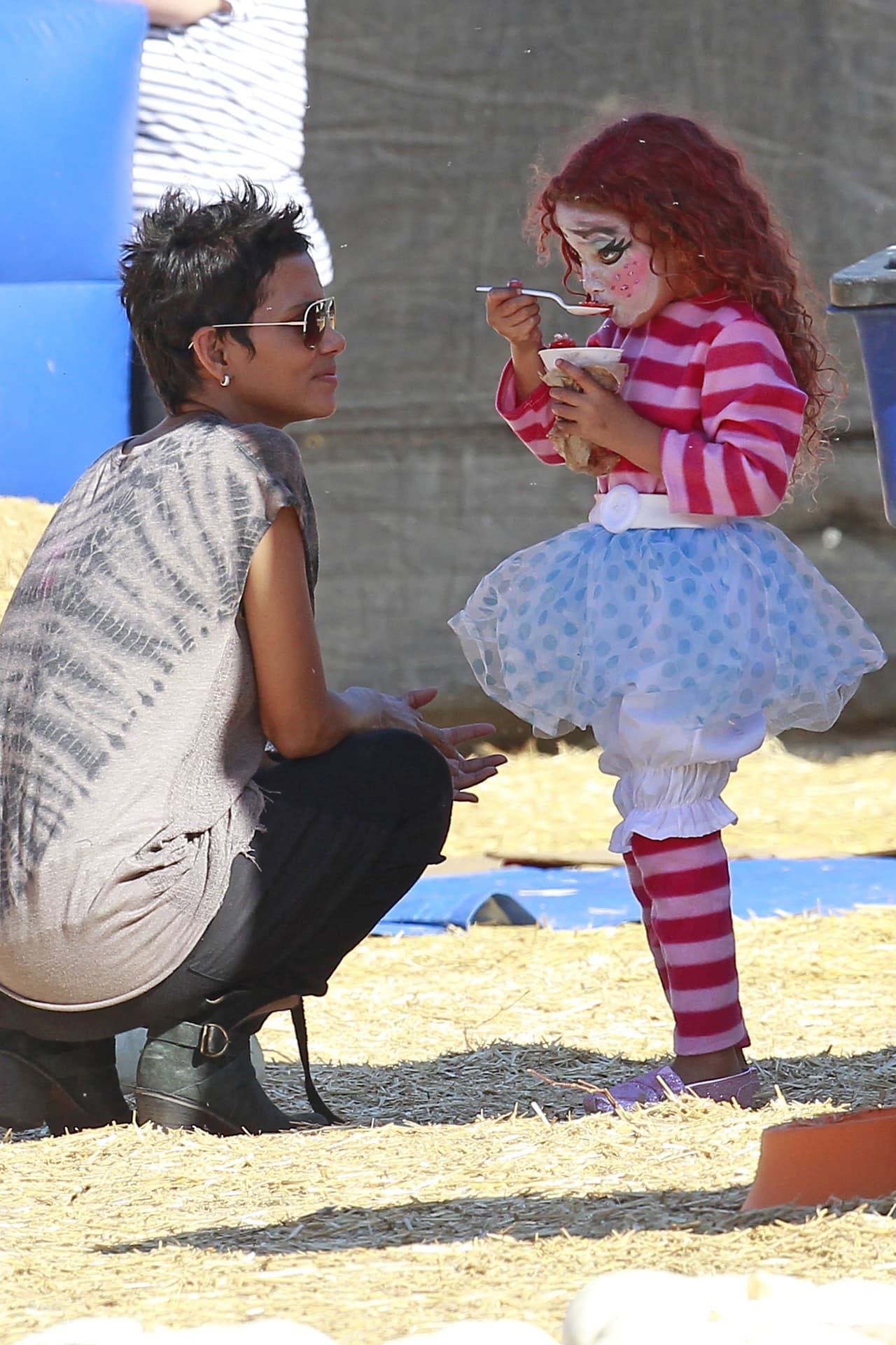 Nahla, la hija de Hale Berry se vistió de una linda muñequita para Halloween, y su mamá la llevó a un parque de diversiones donde pasaron un día en familia.