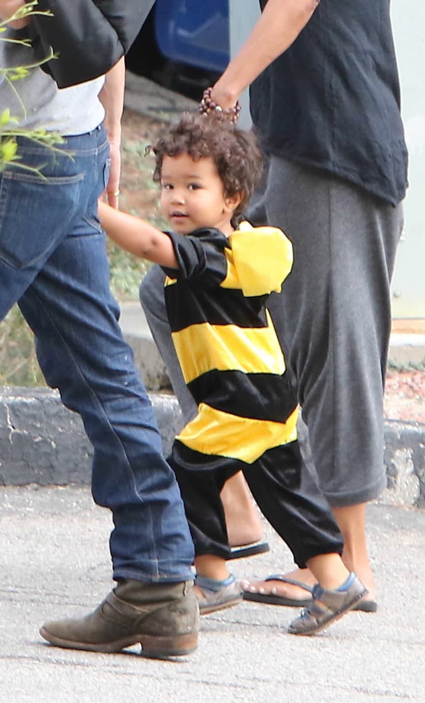 Pero el pequeño Maceo, también hijo de la actriz, ya está más que listo para pedir dulces y fue visto disfrazado de abejita junto a sus papás mientras disfrutaban de un sábado familiar.
