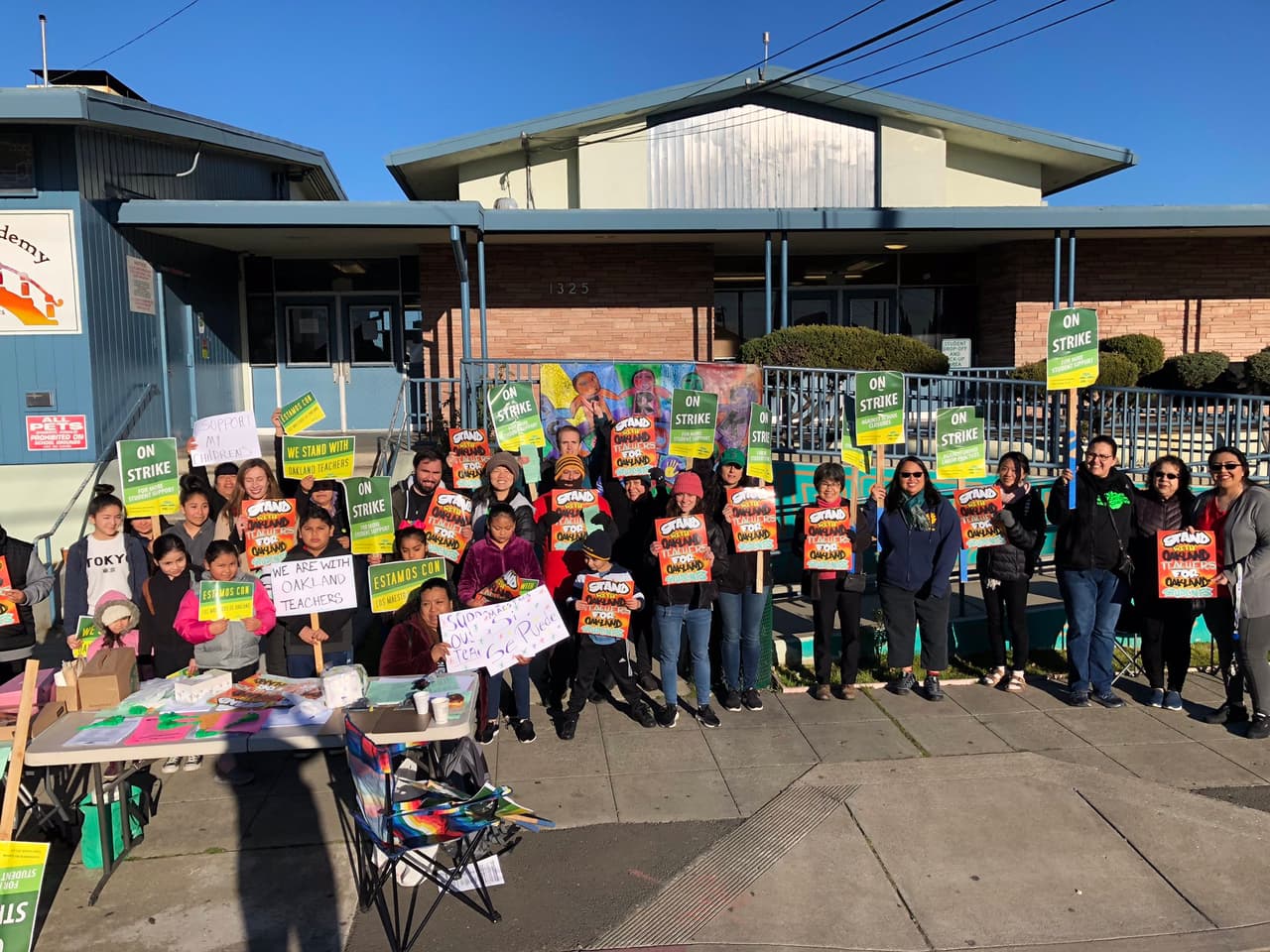 A partir de este jueves en punto de las 6:30 am, cientos de profesores, acompañados de alumnos y padres de familia, comenzaron una jornada de protestas frente a cada una de las 87 escuelas de la ciudad. Para los padres de familia que decidan apoyar la huelga y necesiten un lugar donde dejar a sus hijos, el sindicato está repartiendo una lista de “sitios solidarios” que contarán con maestros voluntarios que cuidarán a los menores durante las horas regulares de clases.