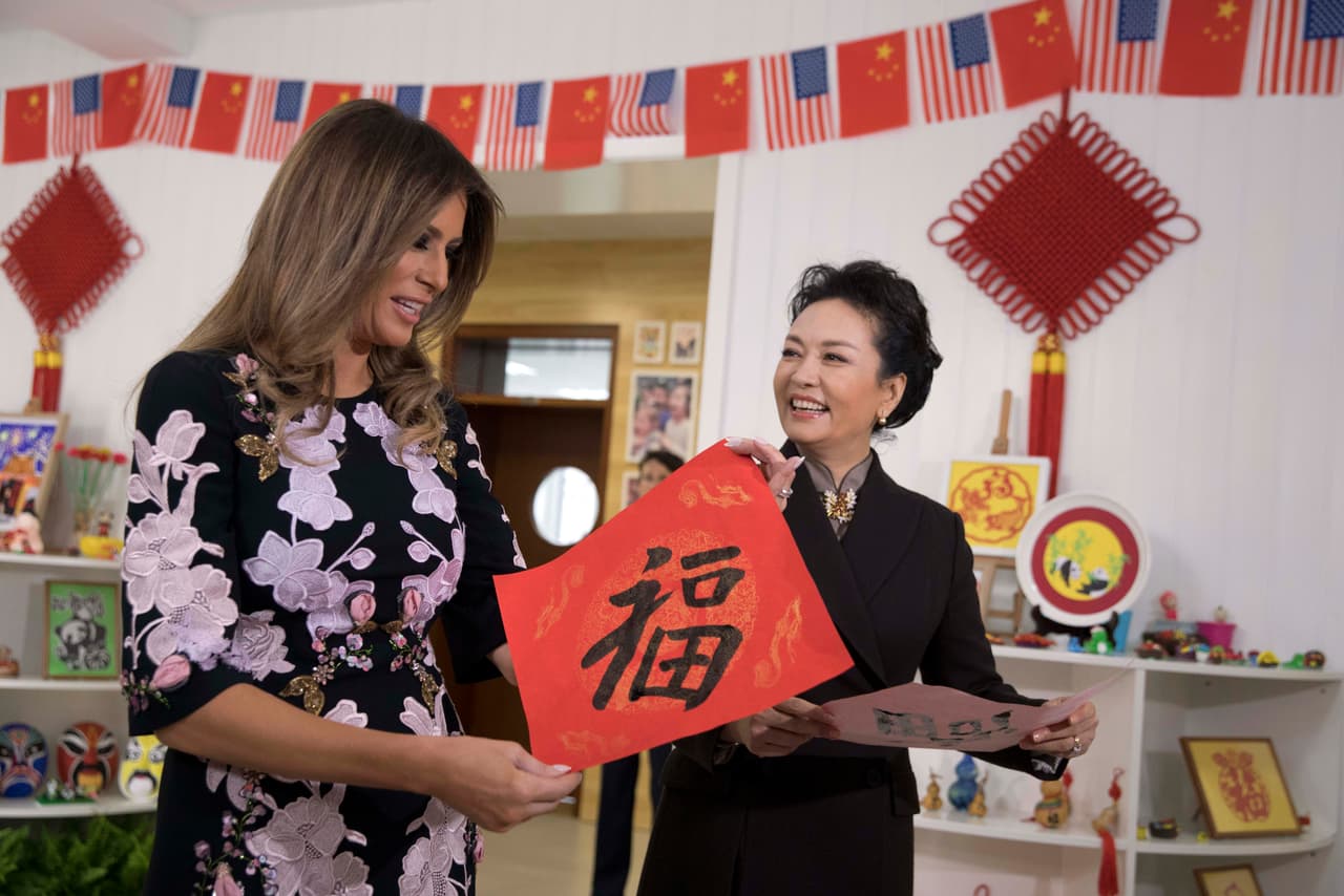 “Como individuos, no queremos contribuir a humanizar o poner luz sobre una administración que representa amenazas tan serias para las mujeres, las minorías, los inmigrantes y más. No vamos a decir que nunca escribiremos sobre lo que usa la Sra. Trump, pero lo reservaremos para ocasiones estrictamente noticiosas”.