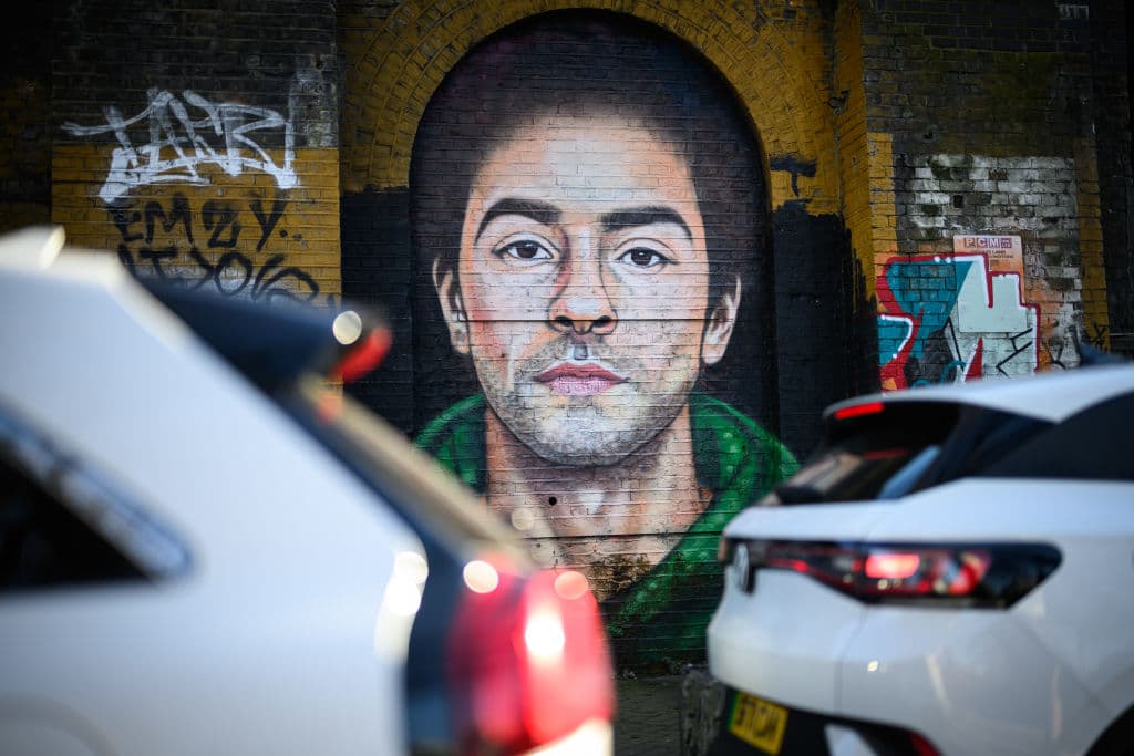 <b>Valores sociales y políticos -</b> Mangione muestra una perspectiva equilibrada al agradecer tanto a liberales como conservadores, reconociendo el papel de ambos en la sociedad. Valora especialmente la libertad de expresión y el hecho de haber nacido en Estados Unidos.