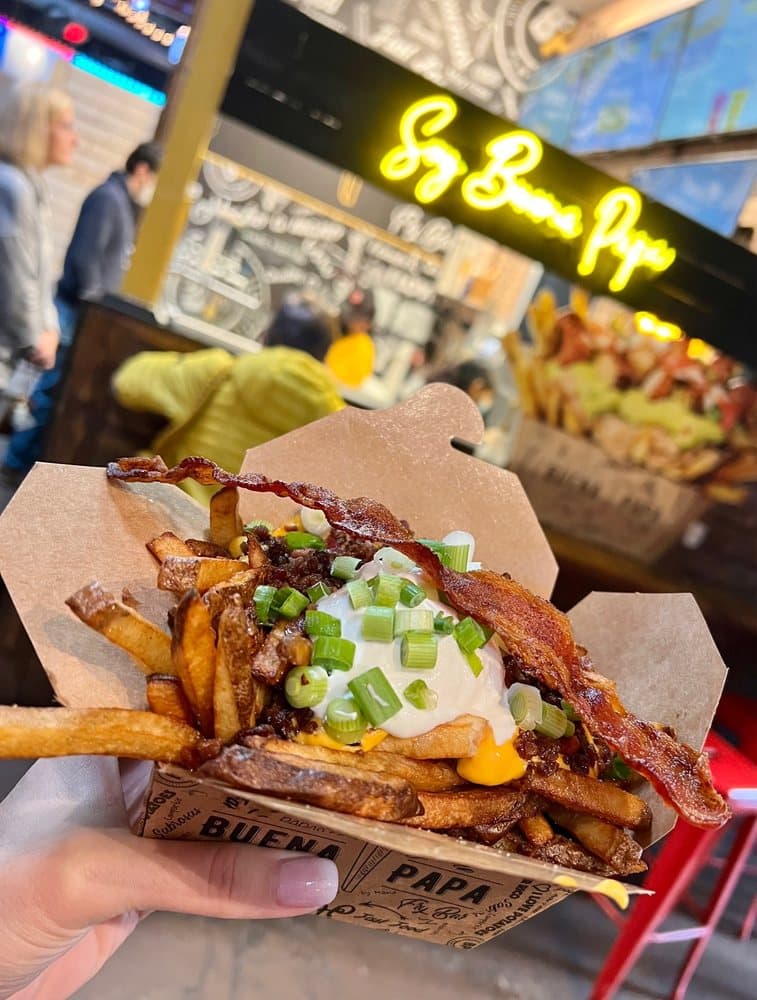 <b>Buena Papa Fry Bar</b>
<br>
<b>Dirección</b>: 411 W Morgan St. Raleigh, NC. 27603
<br>
<b>Sitio web</b>:
<a href="https://www.morganfoodhall.com/vendors/buena-papa-fry-bar/">https://www.morganfoodhall.com/vendors/buena-papa-fry-bar/</a>
<br>
<b><a href="https://www.yelp.com/map/buena-papa-fry-bar-raleigh">Cómo llegar</a></b>
<br>
<br>Restaurante de inspiración colombiana que sirve diferentes platillos de papa “con todo”.