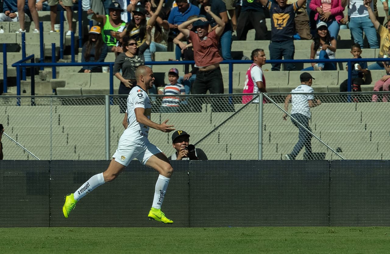 Carlos González marcó al minuto 7 del segundo tiempo el 1-0 a favor de Pumas para poner a soñar a los locales.