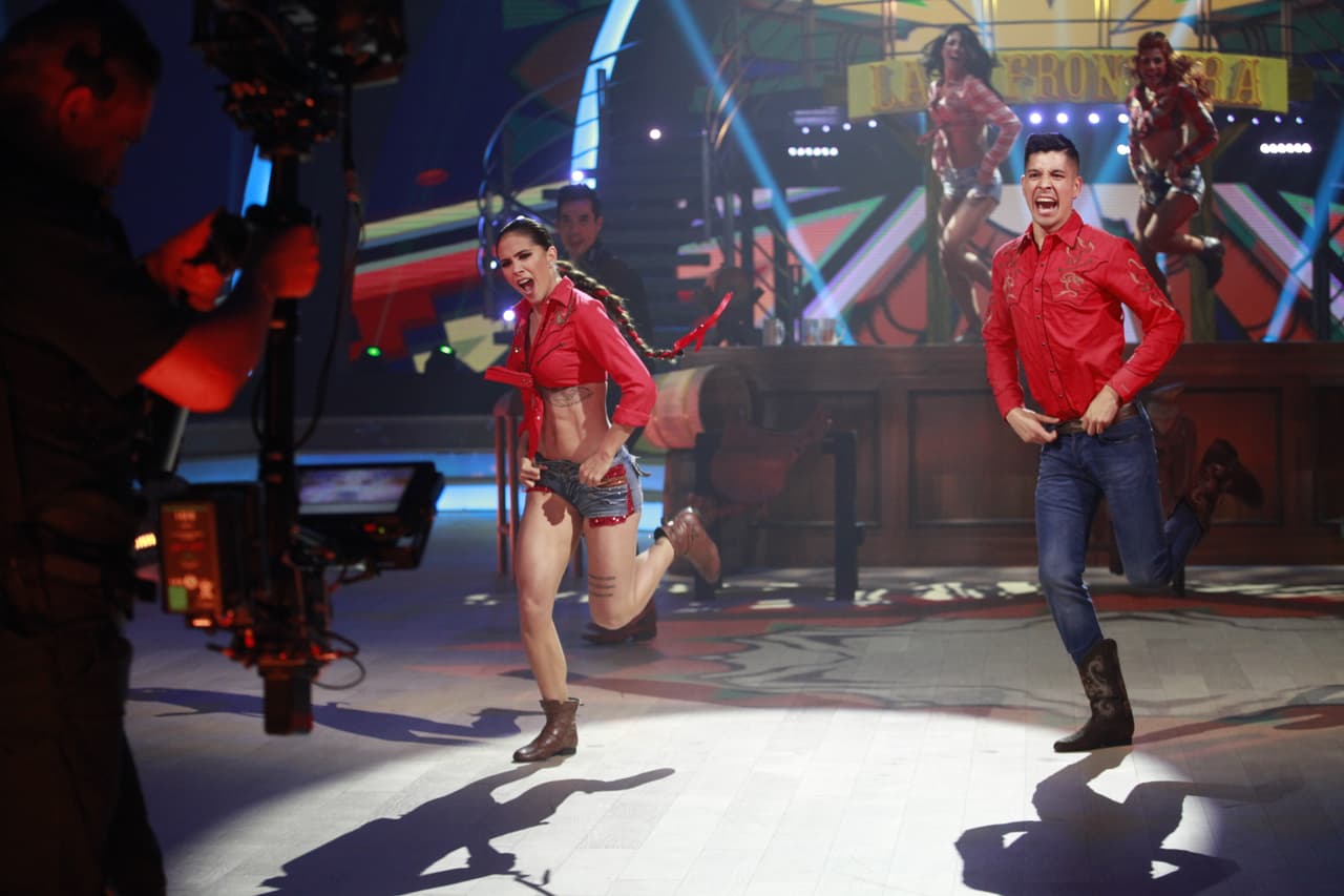 En la gala dedicada a Juan Gabriel, Greeicy fue la primera en pasar, le tocó bailar ‘La Frontera’ a ritmo de regional mexicano.