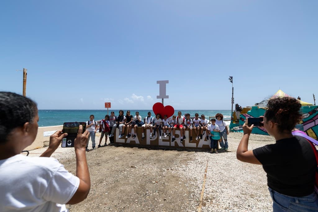 La barriada La Perla, un vecindario con un pasado de violencia y crimen se ha mantenido en constante transformación, con mayor apertura a los vistantes en los pasados 8 años. A René Pérez y Ruben Blades los inspiró para La Perla, éxito en el que mencionan sus "casitas de colores" y como allí "nacen flores por ramilletes". Es cierto.
<br>El tiroteo se reportó a las 4:13 de la mañana, una hora en la cual, la probabilidad de que ocurra un incidente similar en la zona metro, es mayor.