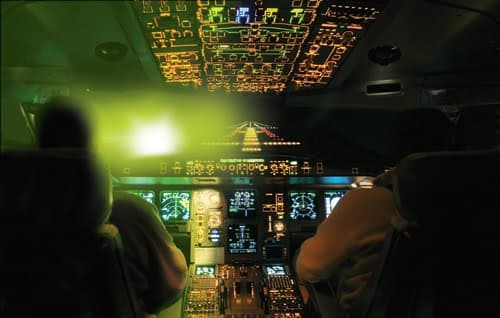 A pesar de ser un delito, aumentan los casos de aviones apuntados con rayos láser en EEUU