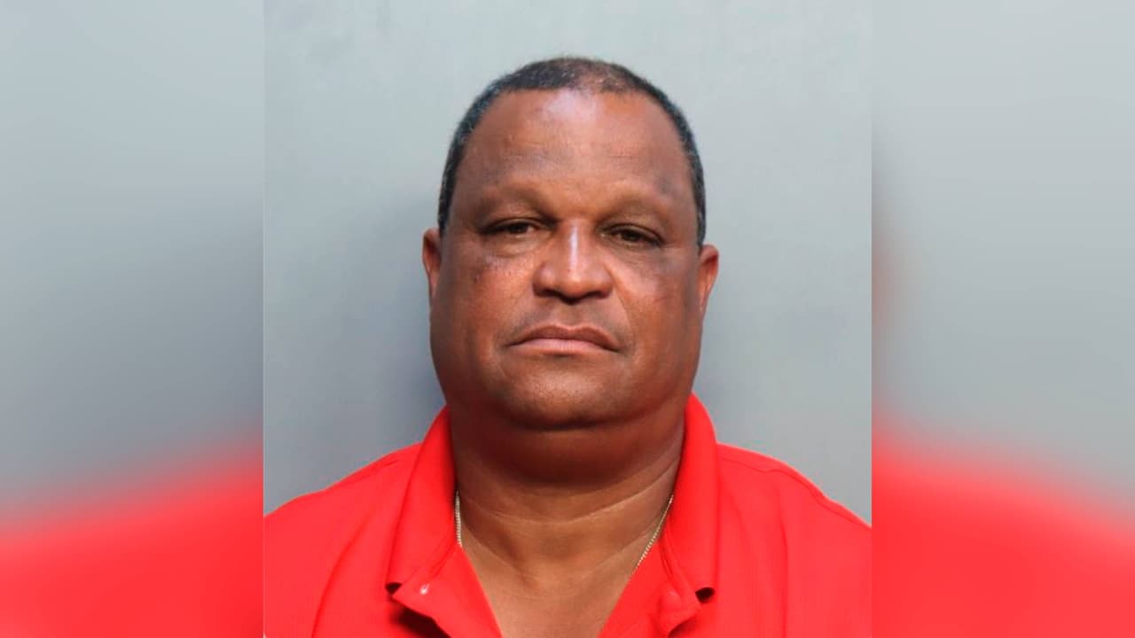 Policía: Dueño de concesionario de autos amenaza con incendiar y disparar a personas en un negocio de Doral