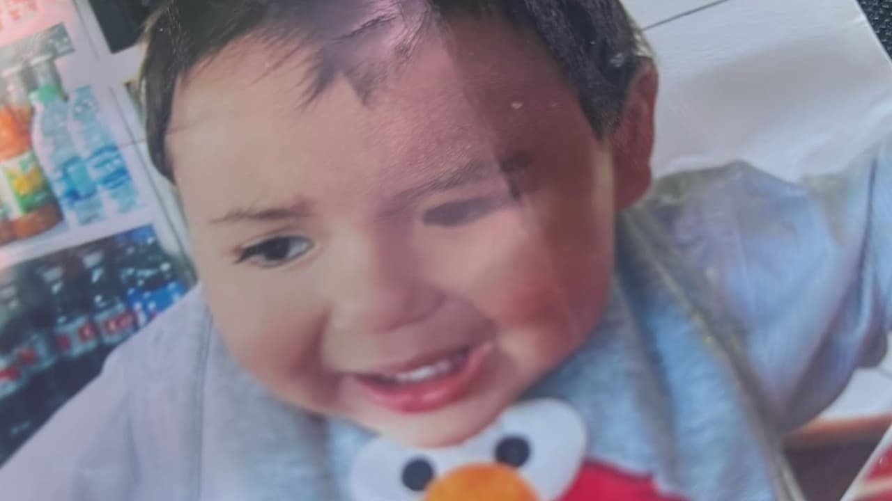 Eren se fue esa mañana a su escuela "contento" y había desayunado con su mamá. 
<b>Él no es un niño que padezca de asma o alguna condición crónica, asegura su mamá Juliana.</b>
<br>
<br>“Mi niño es un niño muy saludable. Nunca ha tenido ningún problema de salud. Él siempre estaba bien... Yo le hice su frutita con yogurt. Lo llevé al bus. Se lo fue comiendo en el camino. Me dijo, ‘¿mami puedo (comer) una galleta?’ y le dije ‘no, es muy temprano’. Y ya después le dije ‘bueno, agarra una’".
<br>
<br>Eren después corrió hacia el autobús, pero no regresó a casa.