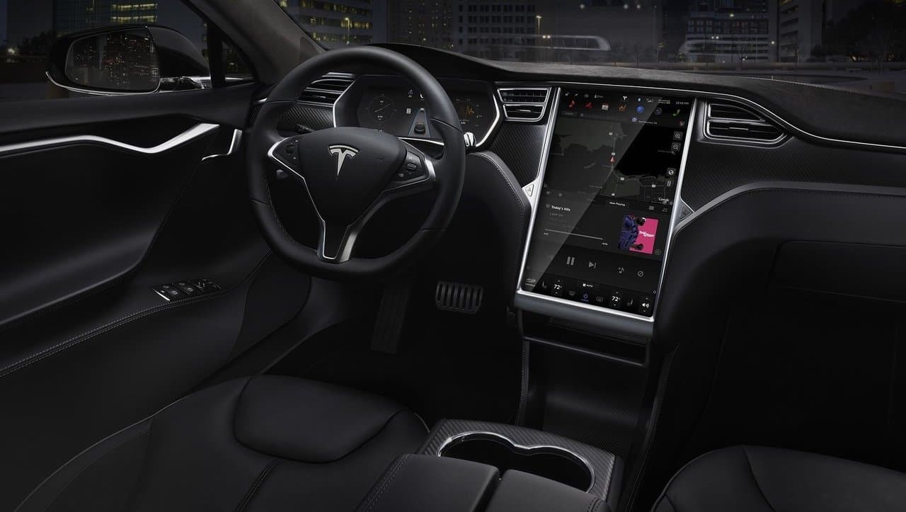 Por dentro, el Tesla Model S es un despliegue de alta tecnología cuyo centro neurálgico es una pantalla de 17 pulgadas, sensible al tacto, desde donde se controlan todas y cada una de las funciones del vehículo.
