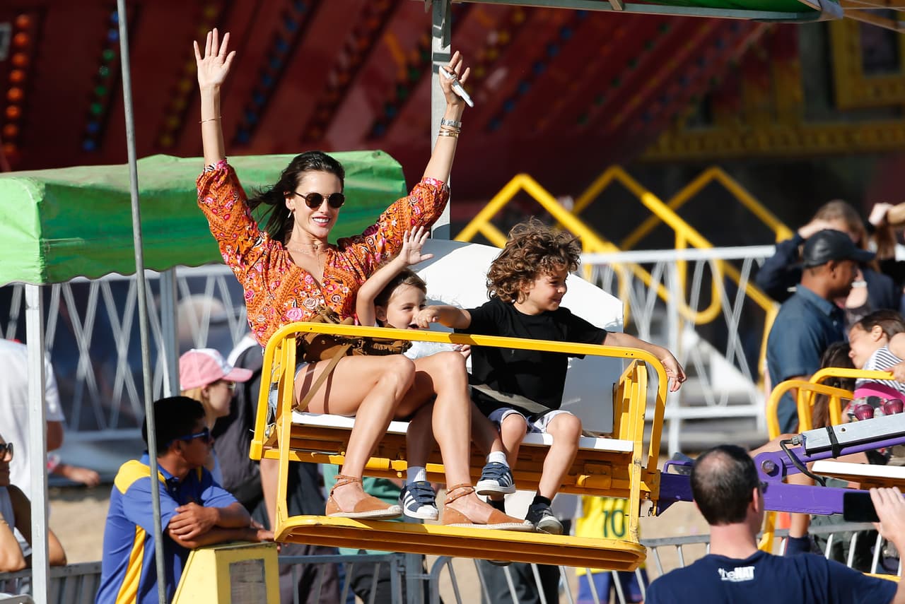 Alessandra Ambrosio se divierte como niña con sus hijos