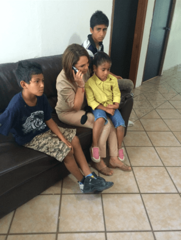 La periodista con un grupo de niños en la frontera
