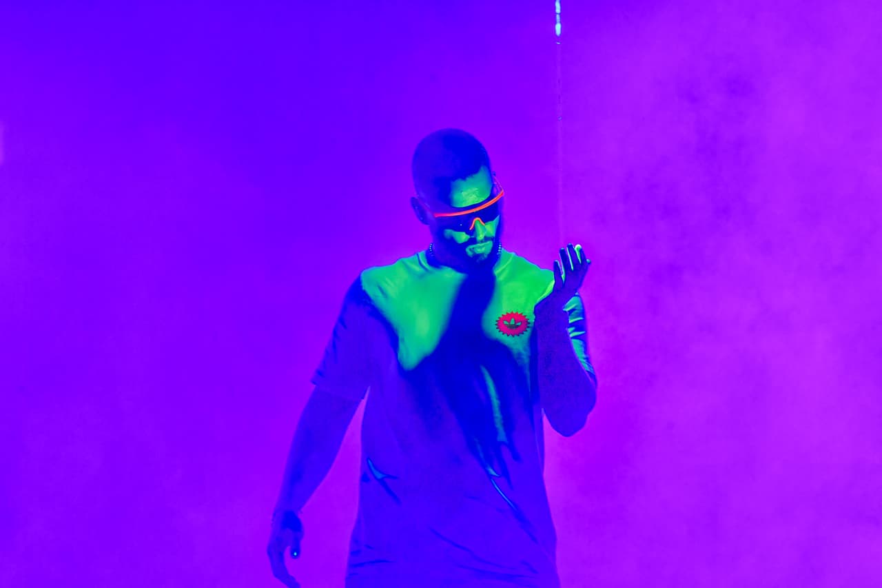 Este miércoles llegó finalmente el turno de que Maluma participara en los ensayos de Premios Juventud. El cantante colombiano subió al escenario usando un look deportivo.