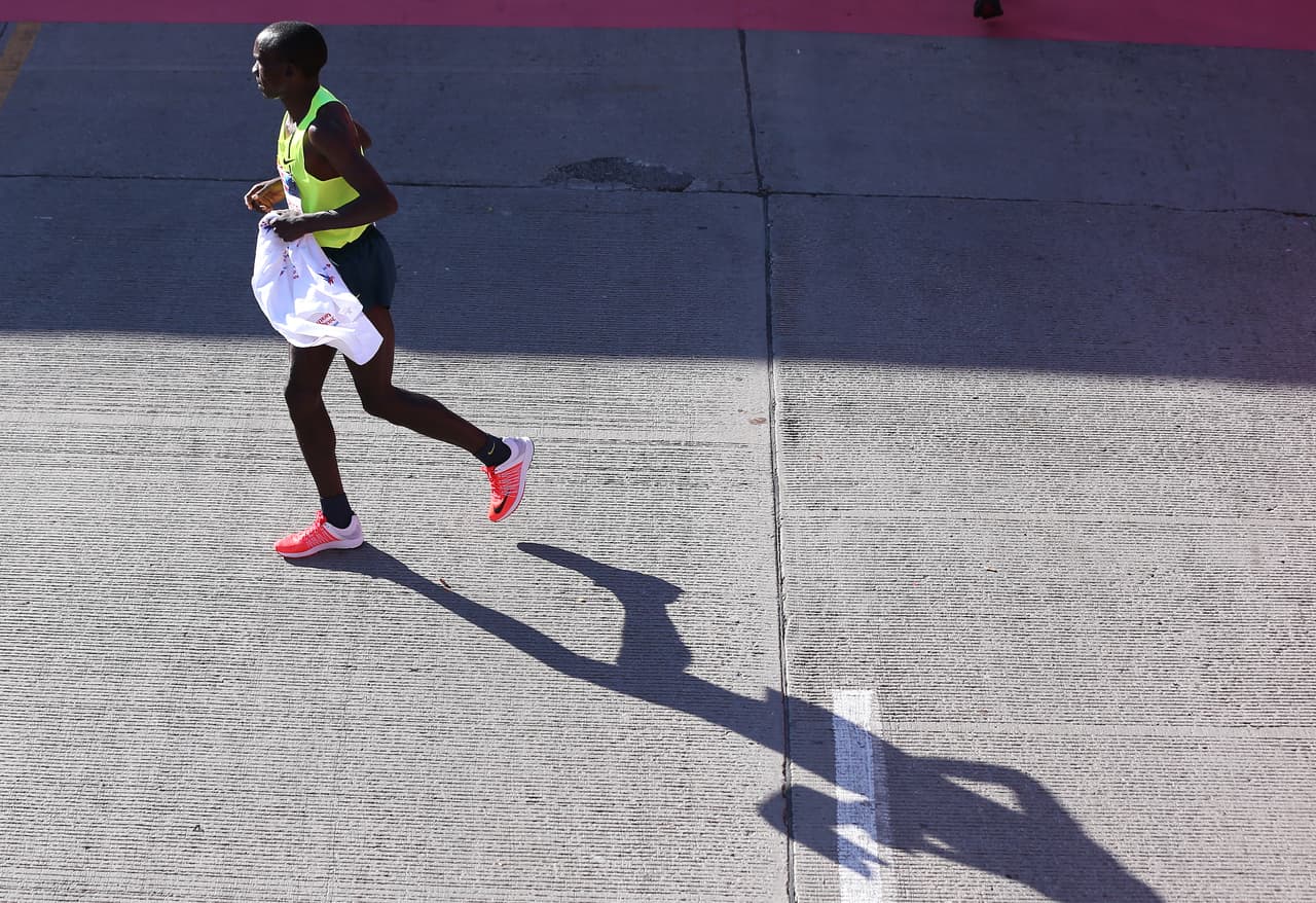 <b>Cierres de carreteras: </b>Los cierres afectarán a más de 40 calles en Chicago a partir de las 7 am del domingo. Las calles reabriran entre las 10 am y las 6 pm. 
<b><a href="https://www.chicagomarathon.com/runners/course-amenities/street-closure-notification/" target="_blank">El sitio web de Chicago Marathon</a></b> ofrece una lista que muestra qué calles estarán cerradas y qué rutas estarán disponibles el día de la carrera.