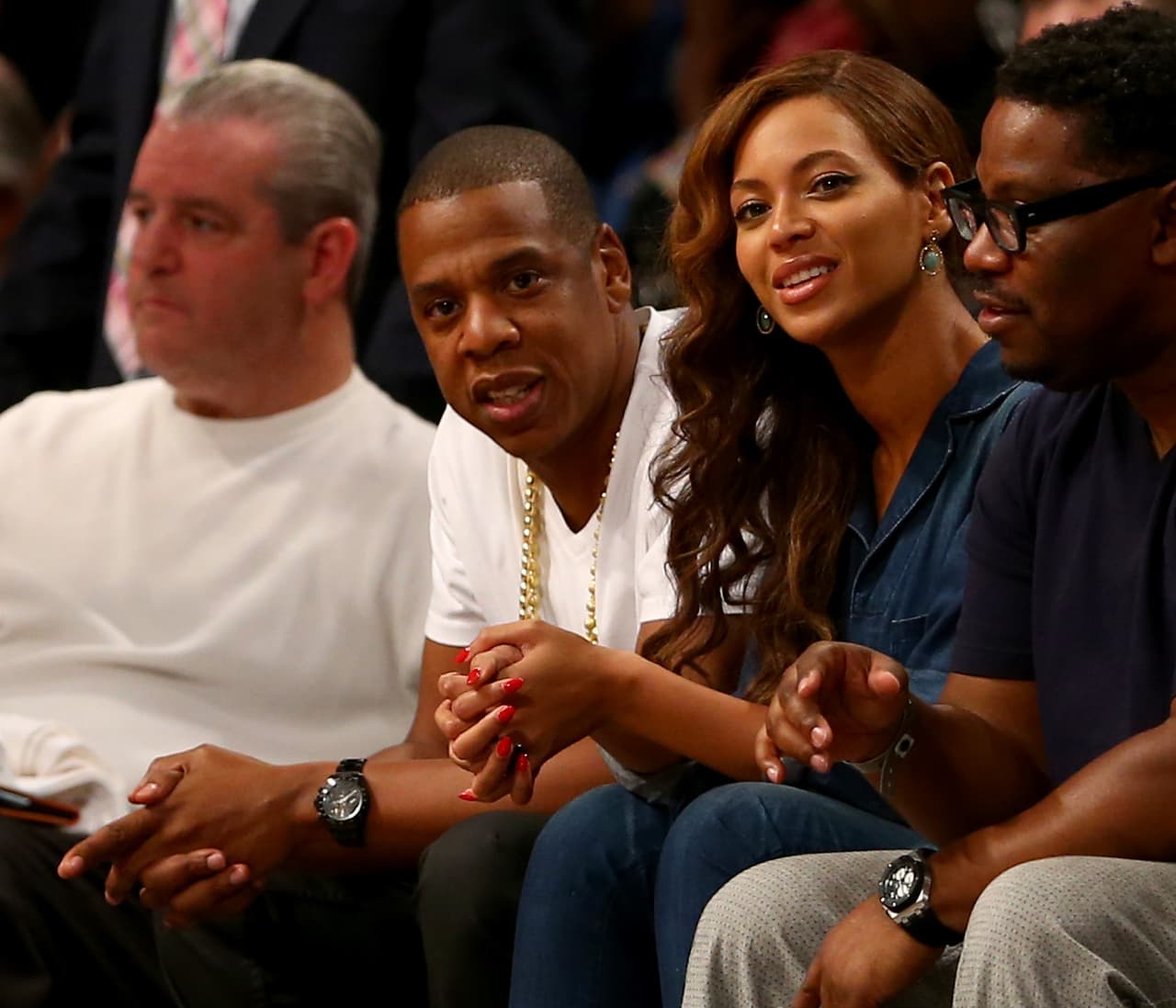 Beyoncé y Jay Z, no pierden la oportunidad de disfrutar de un partido de los Nets, como sólo ellos pueden hacerlo, es decir, en los asientos más privilegiados.