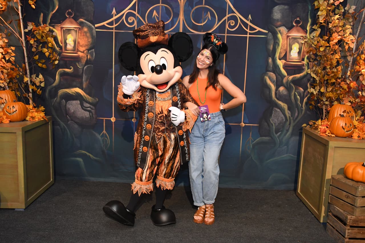 También podrás tomarte fotografías con tus personajes favoritos. La productora de Noticias Univision Orlando, Neisha Molina, no pudo resistirse a los encantos de Mickey.