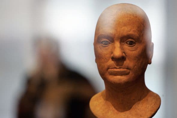 Oliver Cromwell: Fue un líder político y militar inglés que fue criticado por haber traicionado la causa de la libertad. En 1661 su cuerpo fue exhumado de la abadía de Westminster y sujeto al ritual de la ejecución póstuma, donde su cuerpo fue colgado de unas cadenas durante un tiempo, hasta que finalmente fue arrojado a una fosa, mientras que su cabeza decapitada fue exhibida en lo alto de un poste clavado a la entrada de la abadía de Westminster.