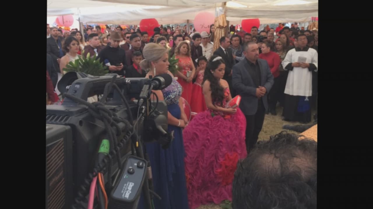 Y finalmente Rubí, la quinceañera más famosa de México, apareció con un vestido rosa con rojo y una tiara que adornó su peinado durante la tradicional misa.