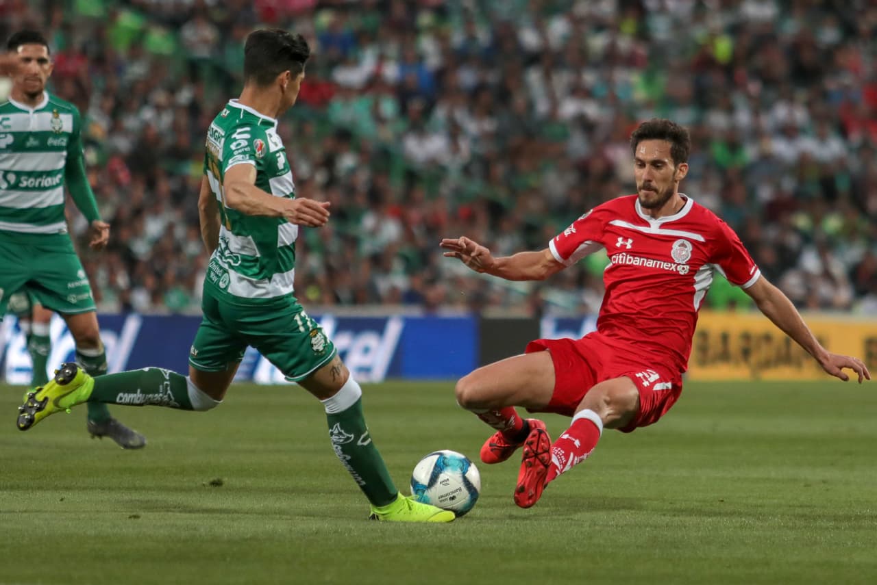 Por esta dura entrada el argentino Santiago García (derecha) dejó a los visitantes con un hombre menos desde el minuto 33.
