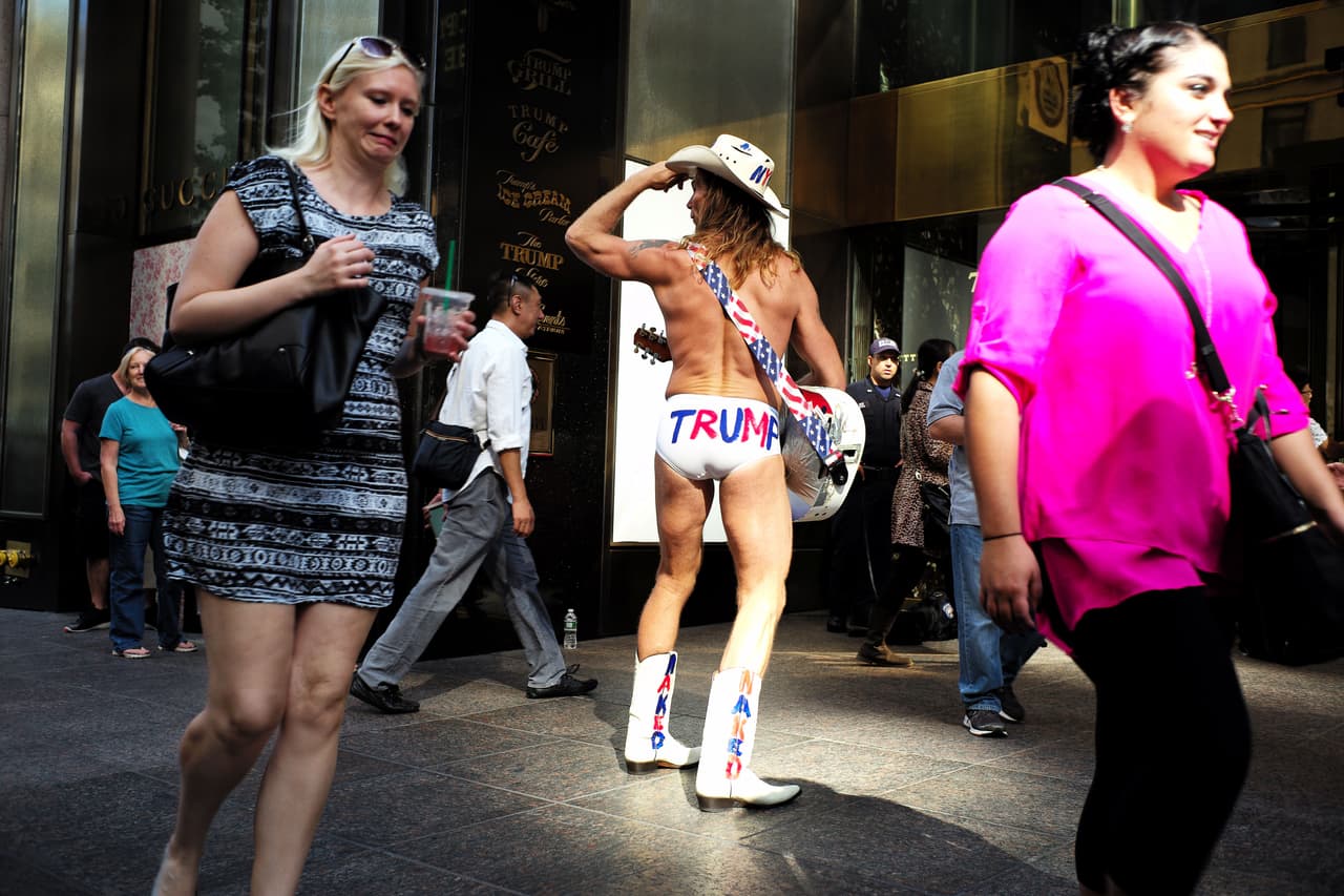 Juzgue usted las reacciones este martes, antes del mediodía, cuando el "Naked Cowboy" (Vaquero desnudo) llegó a la Torre Trump, en Manhattan, para hacer campaña por el aspirante republicano a la presidencia de EEUU, Donald Trump.
