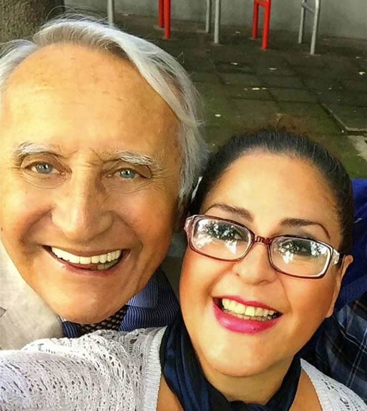 También aclaró que la boda que llevaron a cabo en el hospital el 4 de abril fue
<b>simbólica</b>, una ceremonia que celebrarían en un teatro de la Ciudad de México, pero por la pandemia la cancelaron.
<br>