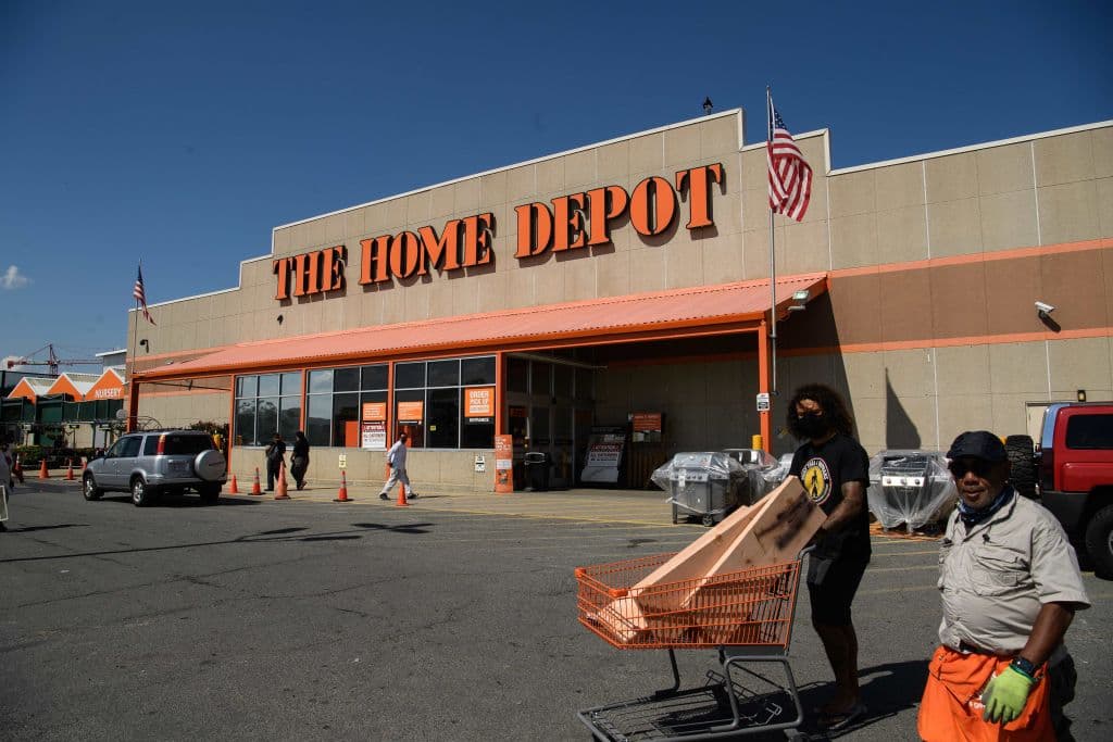 <b>Home Depot: </b>representantes de esta compañía 
<a href="https://www.cnn.com/2021/05/13/business/masks-grocery-stores-retail-restaurants/index.html" target="_blank">dijeron a CNN</a> que seguirían requiriendo el uso de mascarillas a sus clientes y trabajadores.