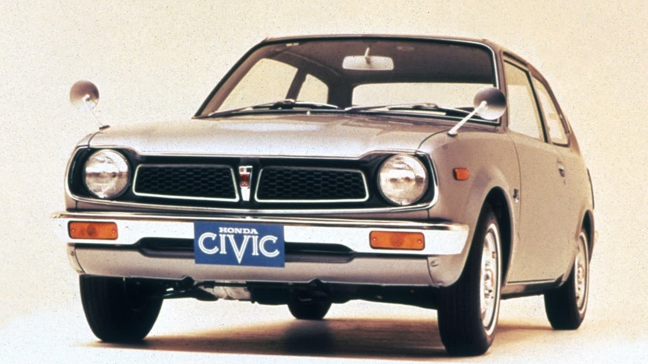 <h3 class="cms-h3-H3">6. Honda Civic </h3>
<br>
<br>Hace 46 años, Honda que había construido un par de autos con poco éxito y era conocida principalmete como un fabricante de motocicletas, presento su modelo Civic con un motor de combustión controlada al que el fabricante bautizó como CVCC. El nuevo motor cumplia sin problema con las restricciones a la contaminación en Estados Unidos y su calidad y diseño sedujeron al publico a nivel mundial rápidamente. Hoy el Civic con más de 18 millones de unidades vendidas, en una leyenda viviente de la historia del automóvil.
<br>
<br>
<b>Año de estreno</b>: 1972
<br>
<b>Año de salida</b>: Aún es producido.