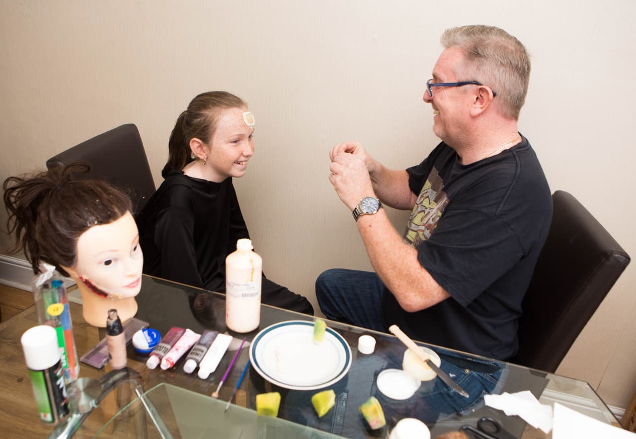 Es entonces cuando Richy toma el maquillaje y el pincel para hacer increíbles cosas.