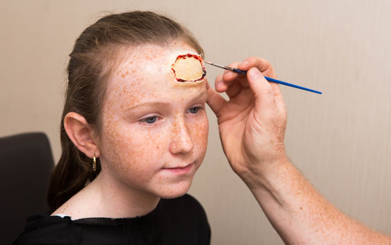 Gracias a la experiencia que va adquiriendo con los años, el hombre vuelve a Keira un monstruo más horrible cada ocasión.