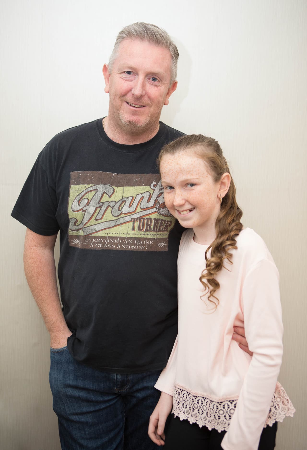 Luego regresa a casa y se relaja al lado de sus tres hijos.