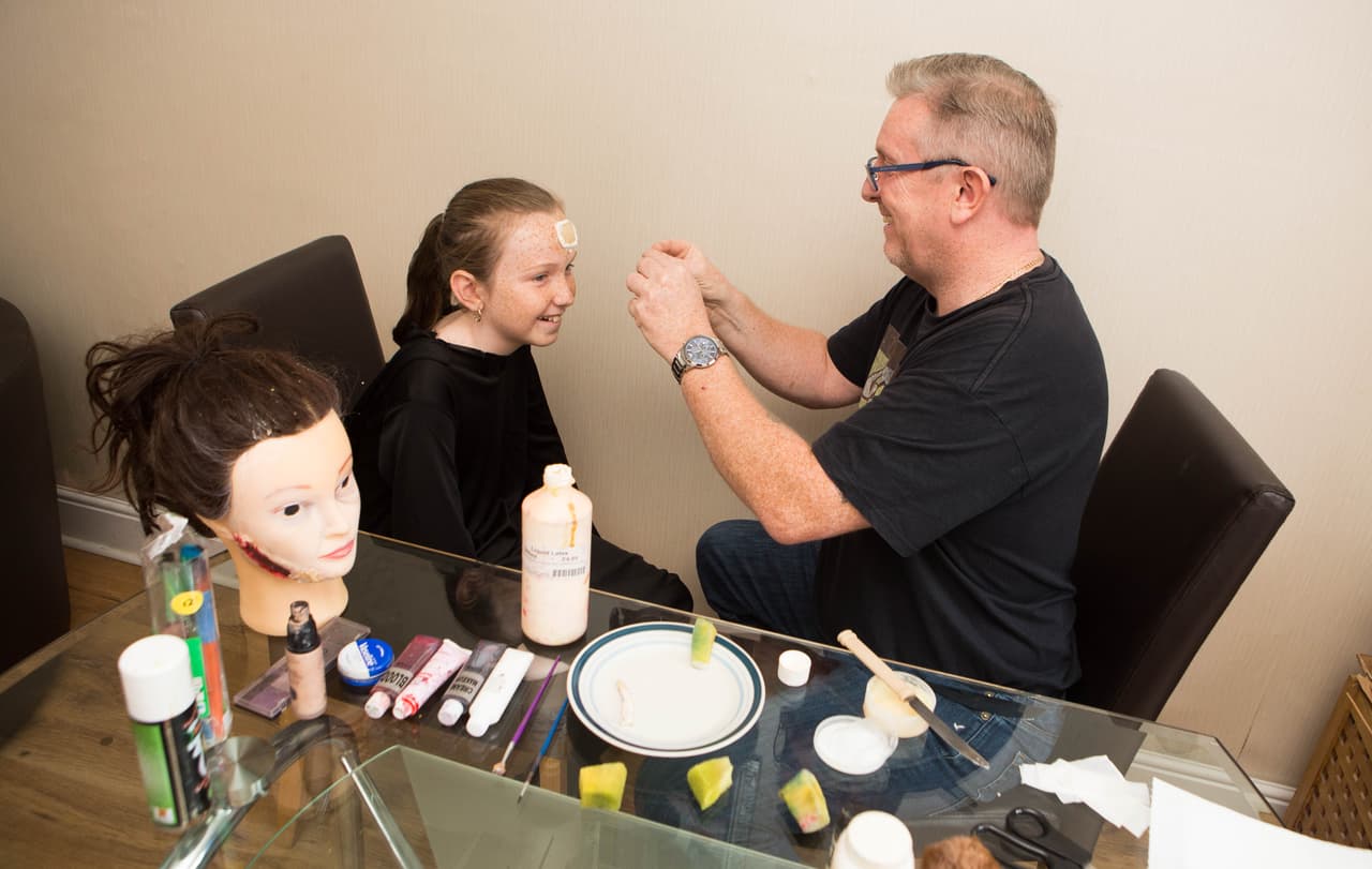 Añade heridas, aberturas y sangre en la cara de Keira Lily cada año.