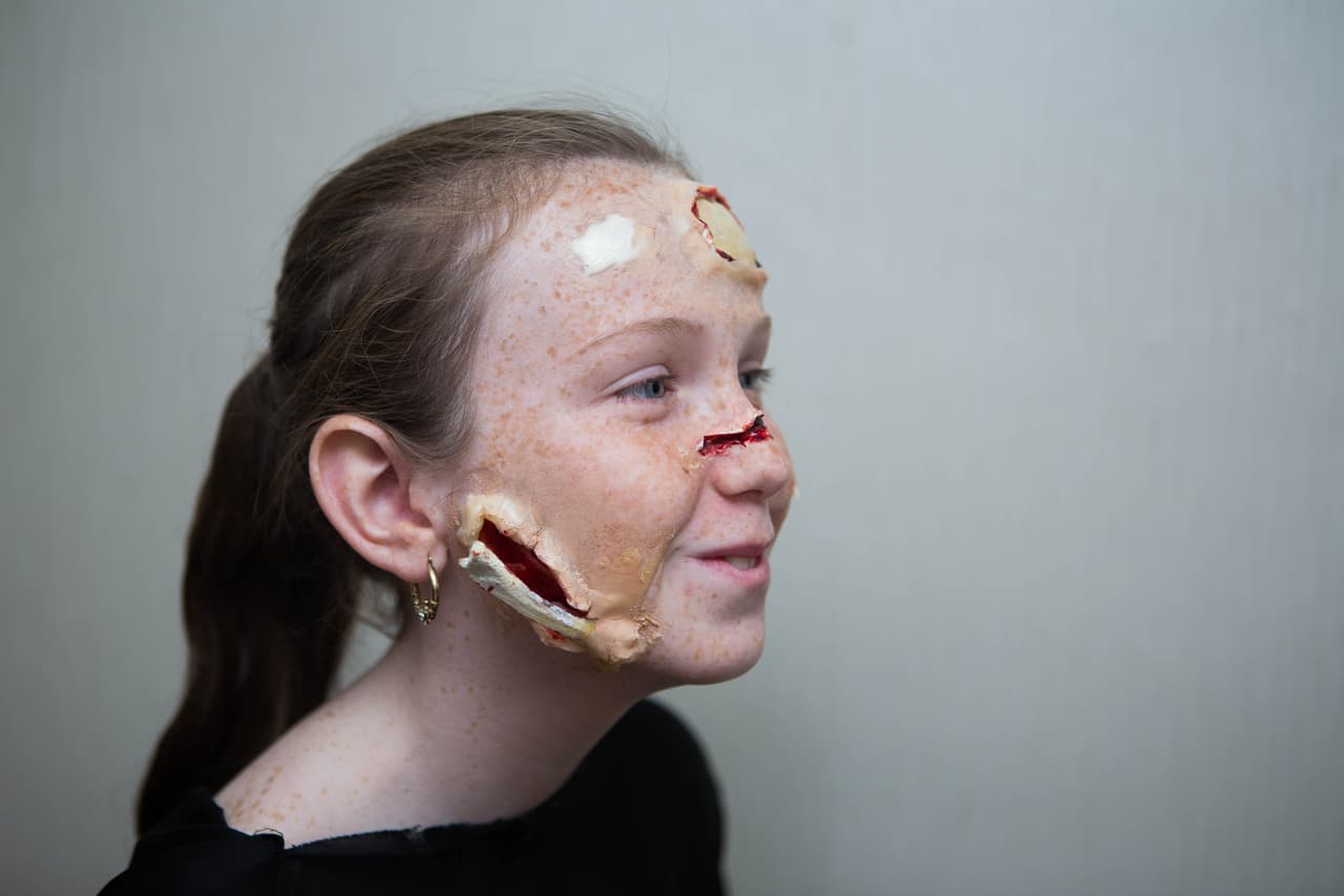 Pero la niña tan sólo sonríe porque disfruta lo que su papá hace.