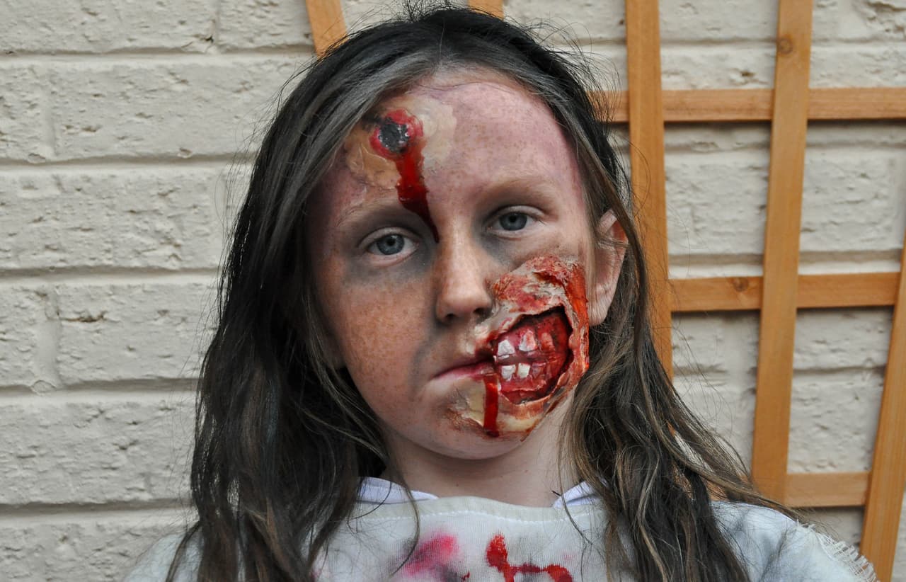 Anteriormente, la pequeña también fue un zombi hambriento.