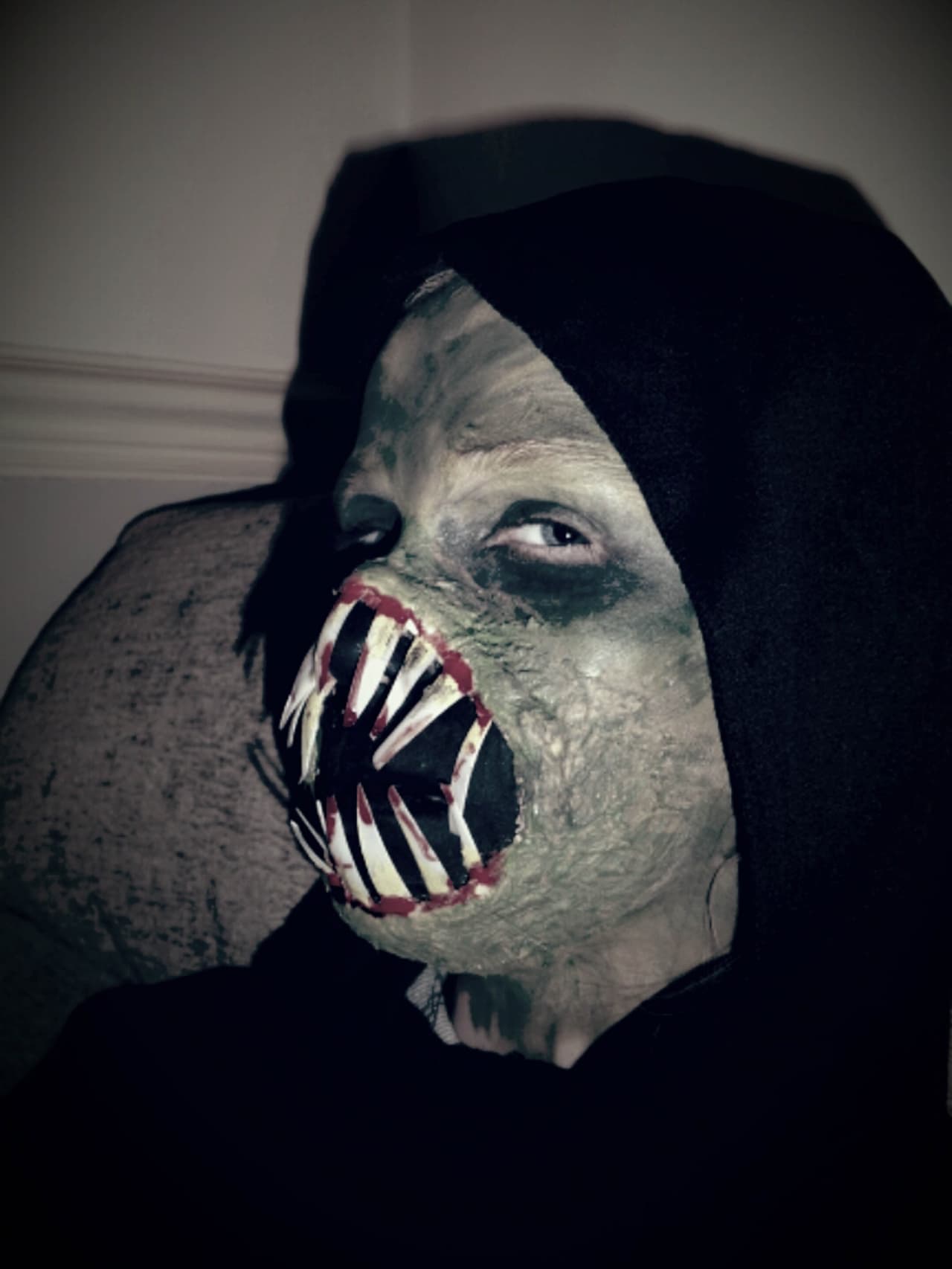 ¡Para hacer sus colmillos sólo necesitó un par de uñas postizas!